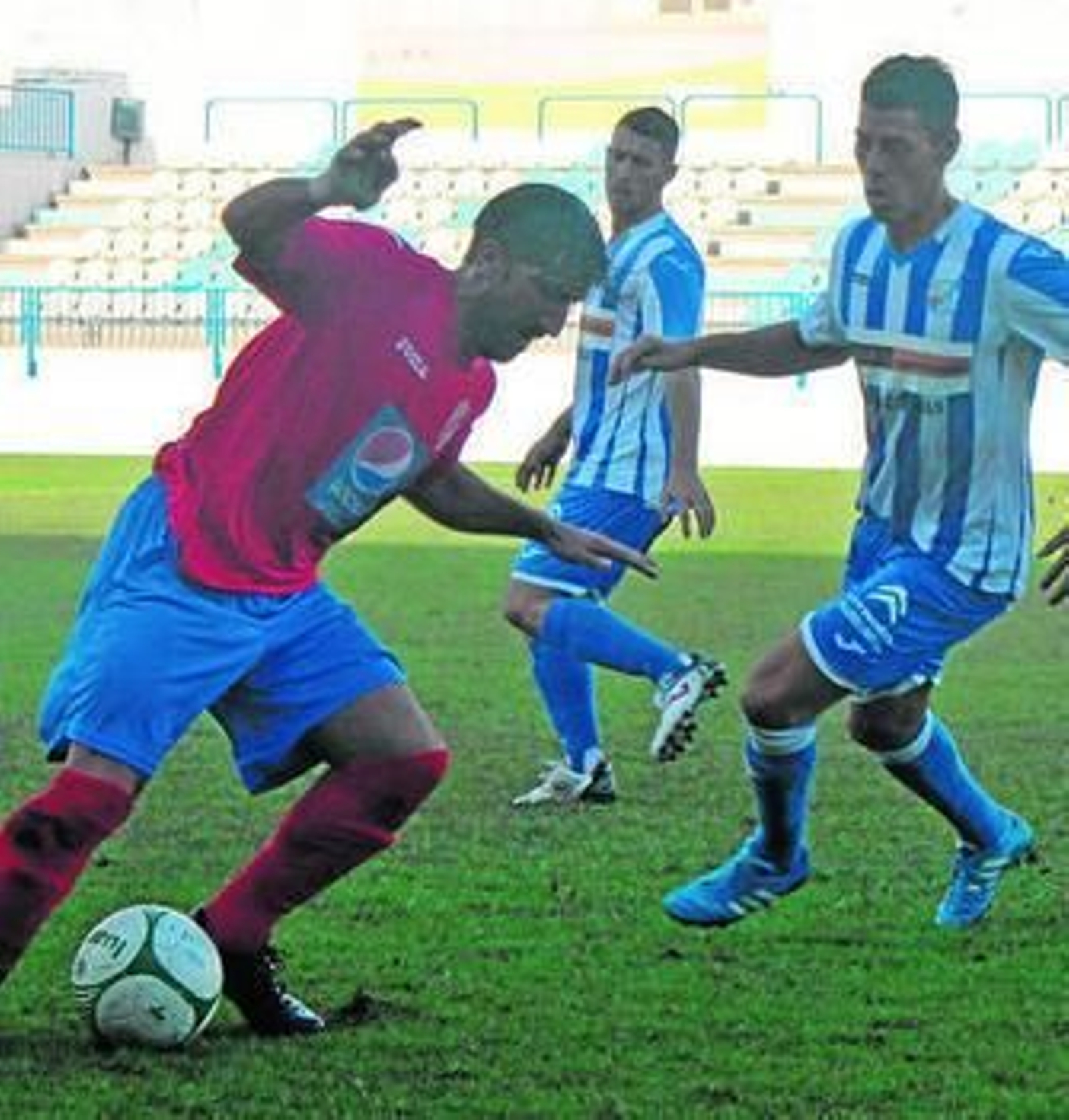 Cristian Murúa presiona a un jugador del Churriana.