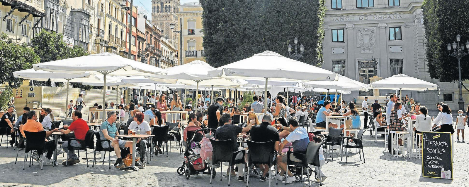La Plaza de San Francisco con sus veladores llenos.