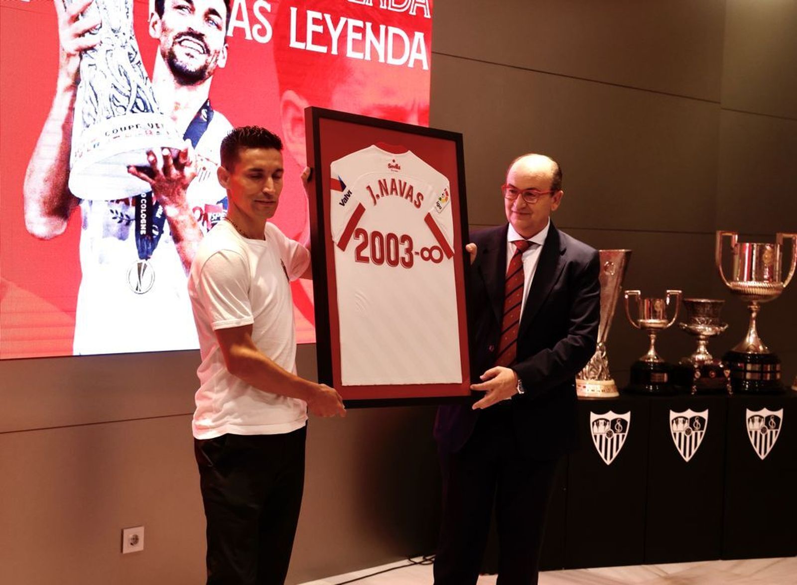 Jesús Navas y José Castro, con el obsequio del club al futbolista.