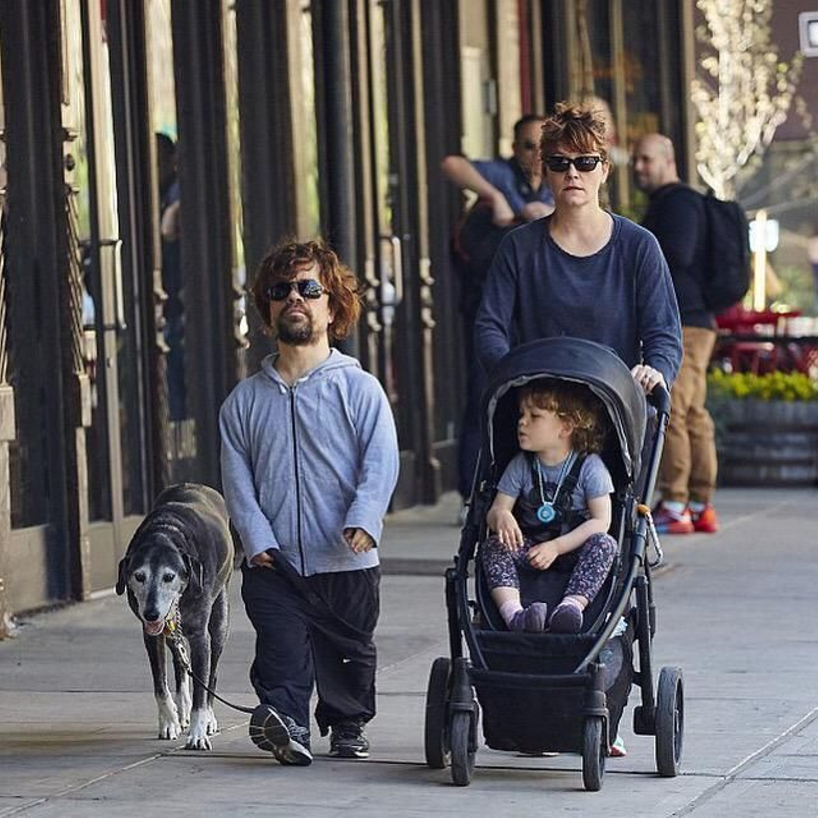 Peter Dinklage con su familia paseando por Nueva York