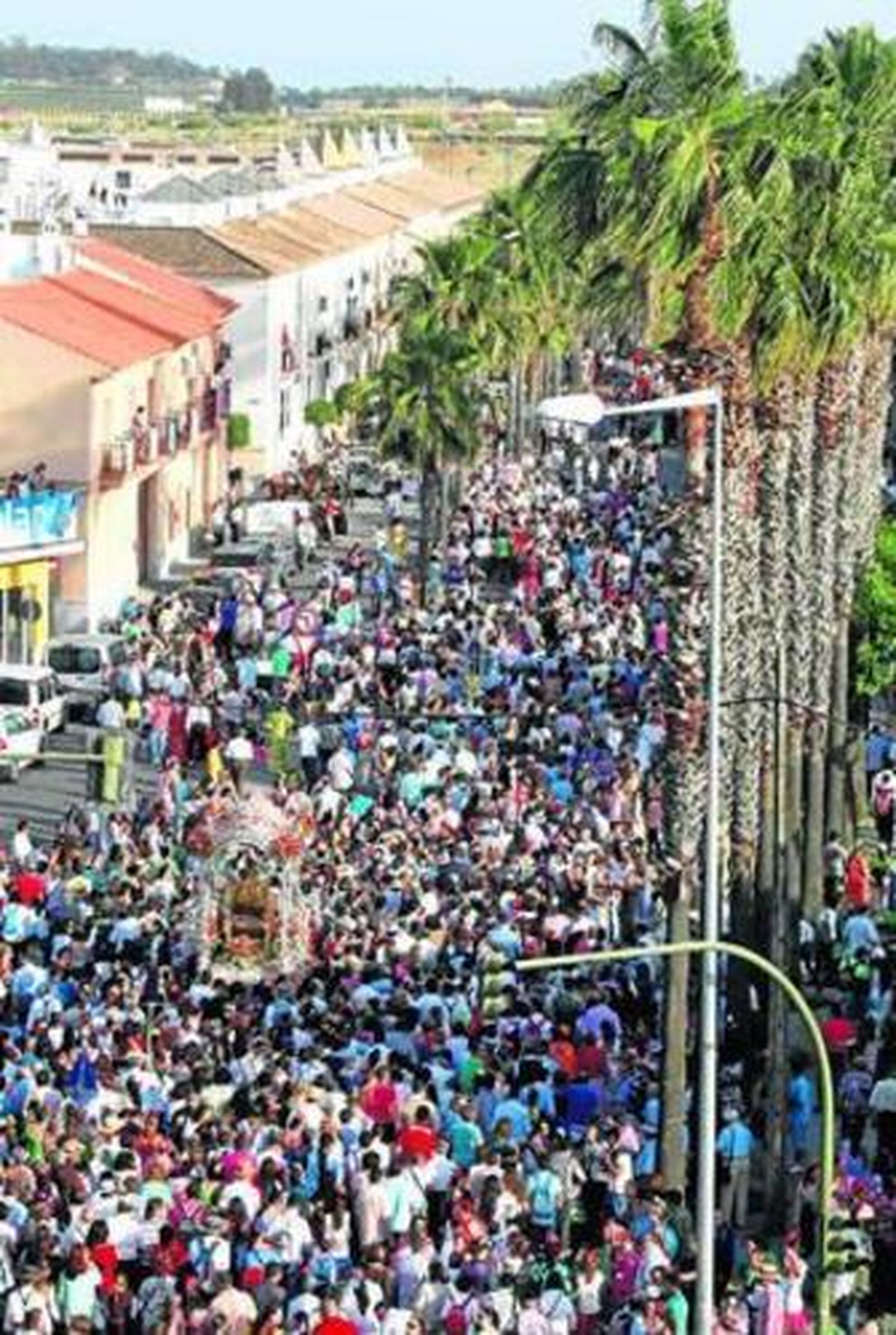 Dos momentos del recorrido de la Virgen hasta El Terrón en la tarde de ayer.