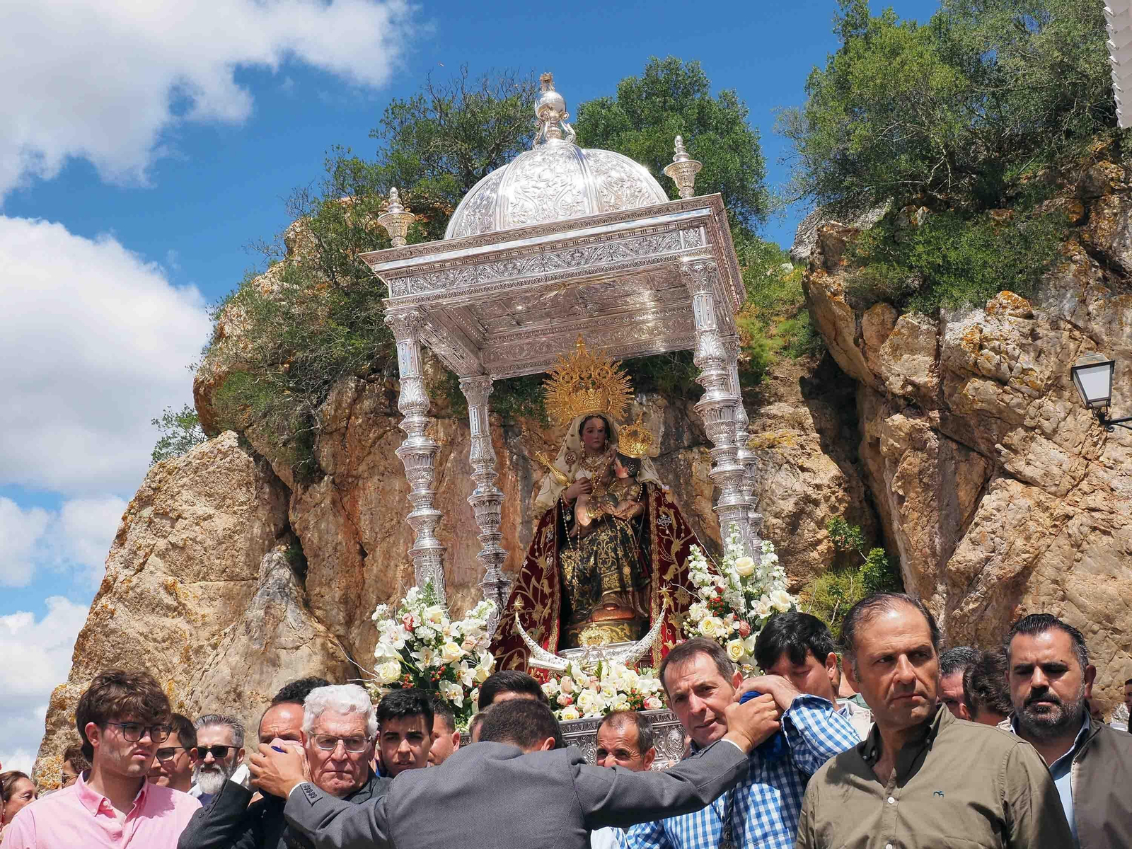 No te pierdas las espectaculares fotografías de la Romería de la Peña, en Puebla de Guzmán