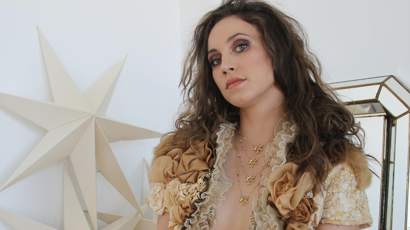 La joven Paula Fernández Esparza mostrando los Indalos de María de Lafuente.