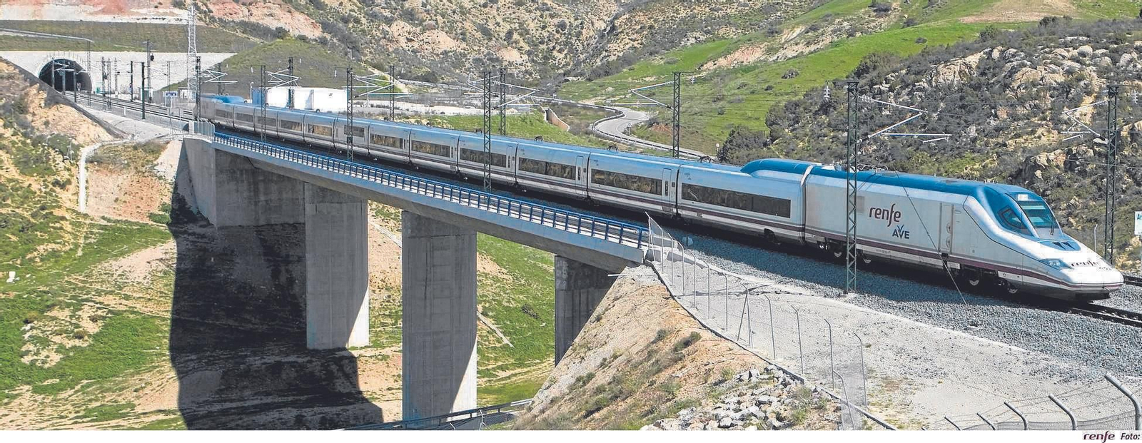 Un tren de alta velocidad cruza uno de los viaductos del trazado.