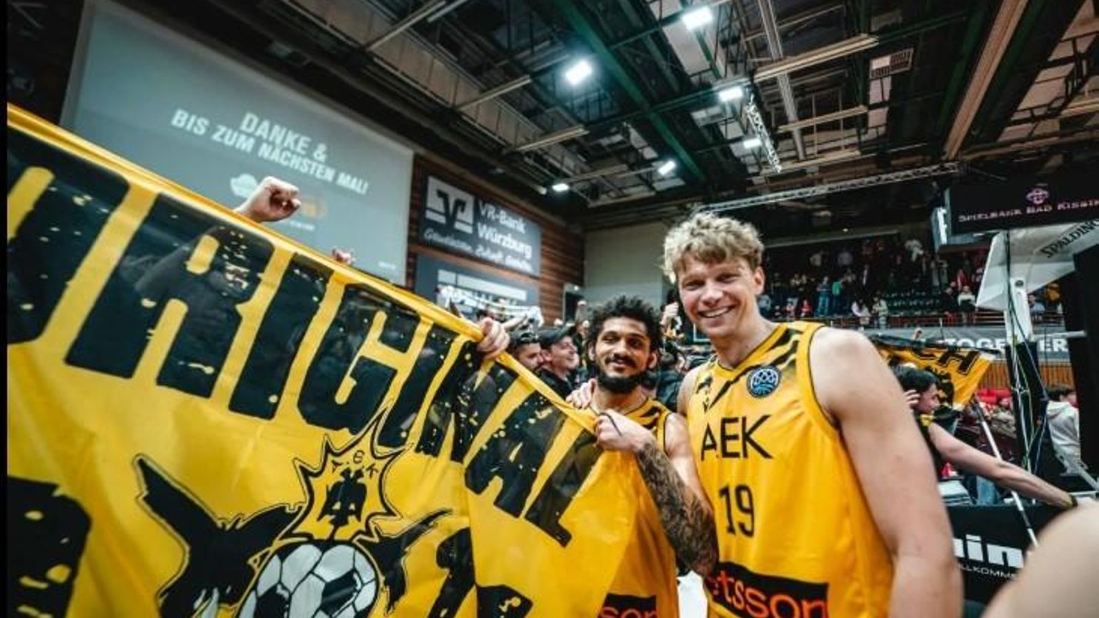Kuzminskas, con los aficionados del AEK.