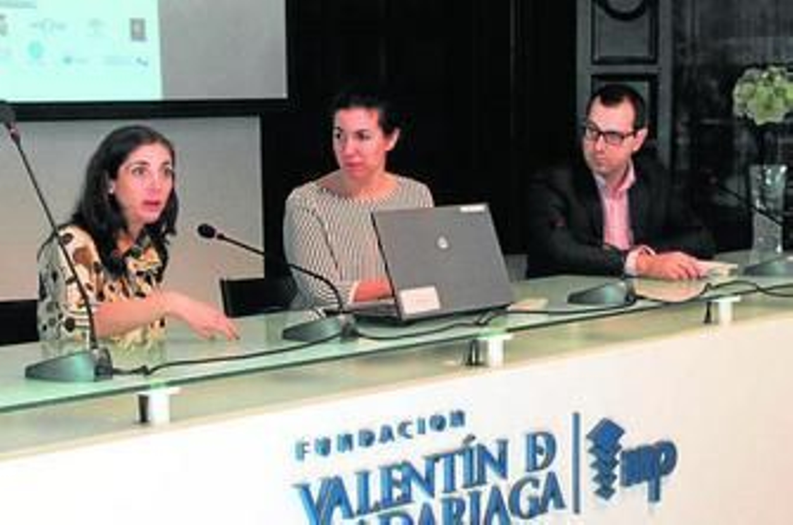 Espido Freire, Beatriz González Calderón y Andrés González-Barba en la Fundación Valentín Madariaga.