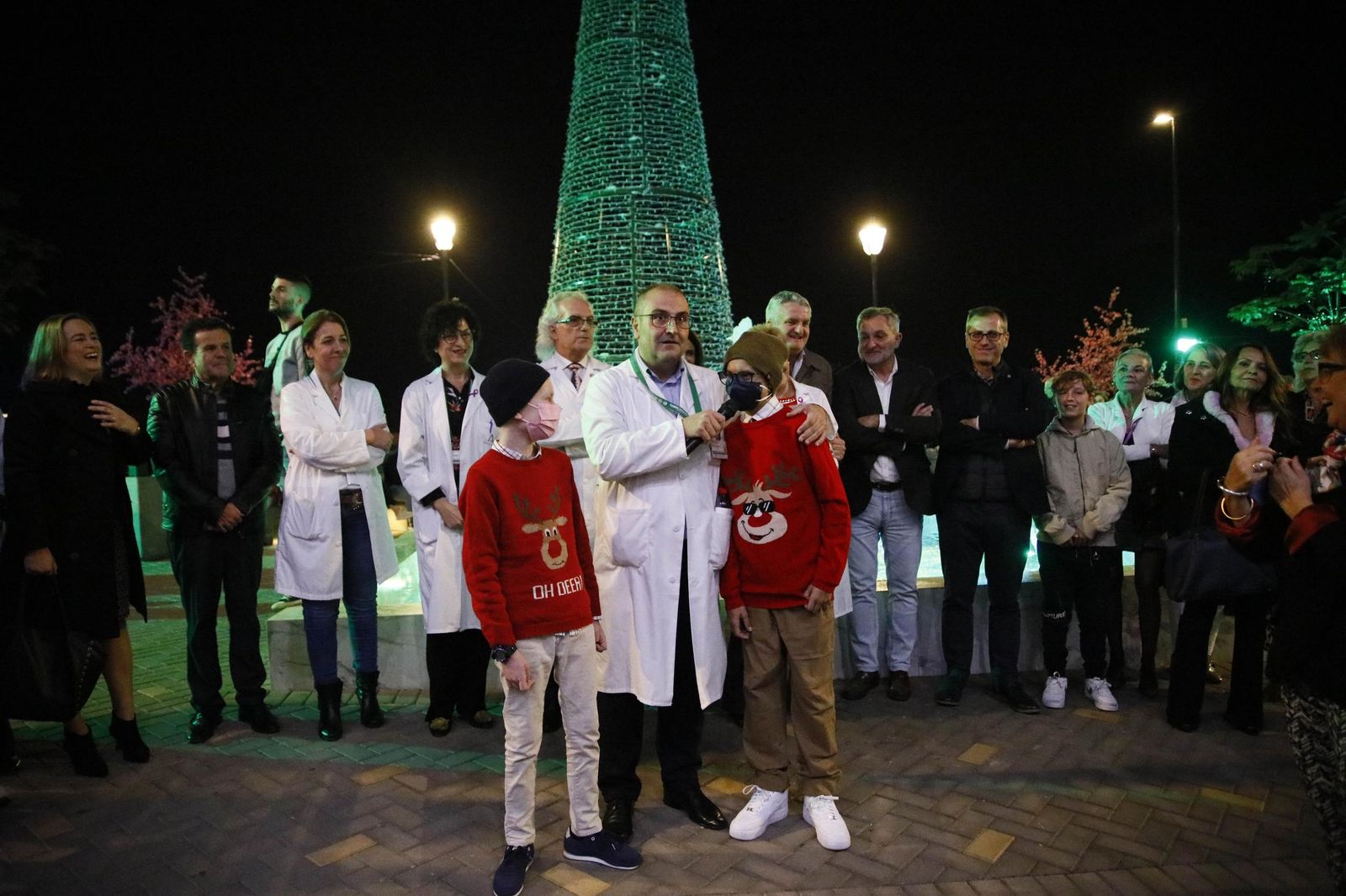 Las imágenes del encendido de la iluminación navideña en el Hospital Torrecárdenas de Almería