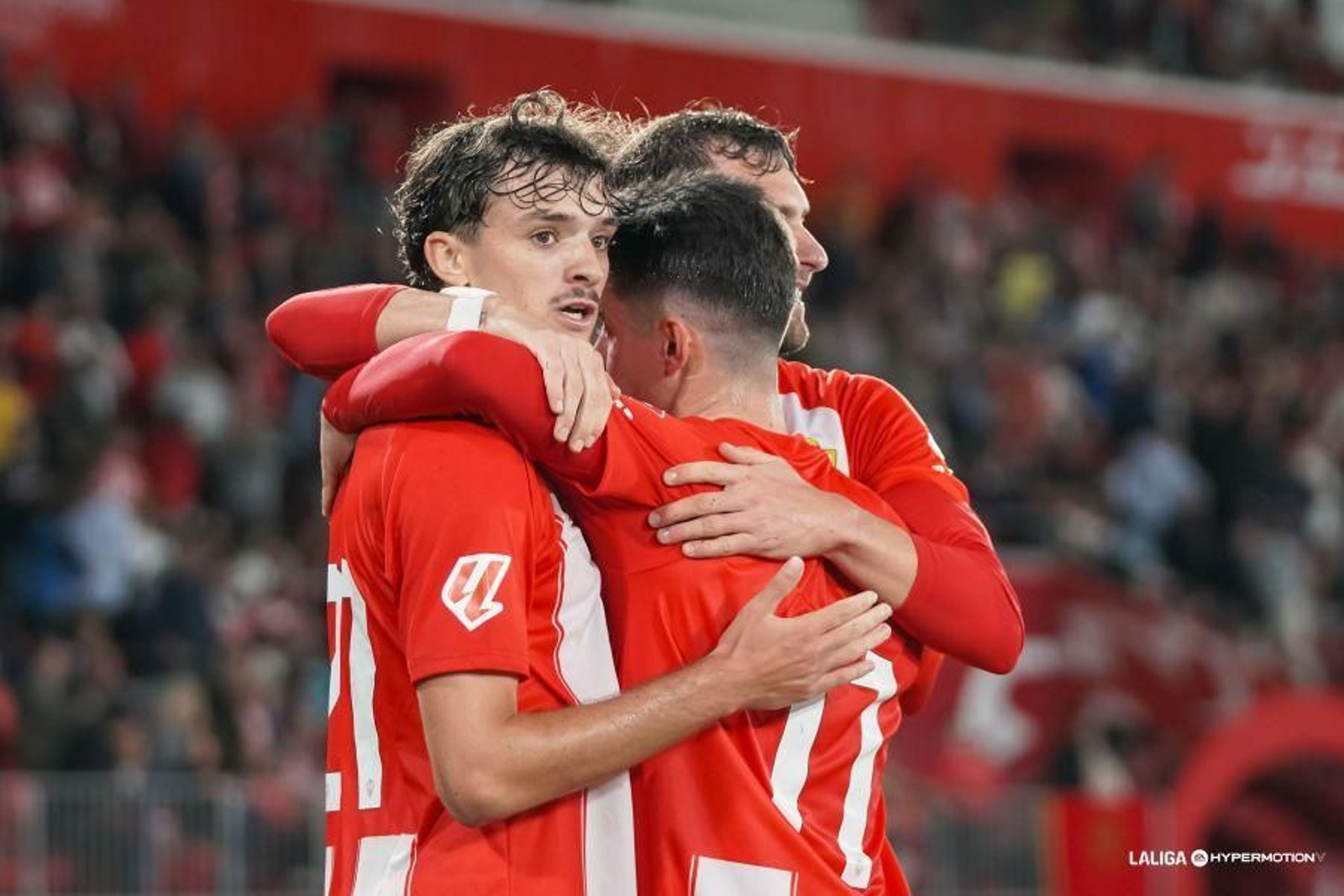 Gui Guedes celebra con Arribas y Baptistao uno de los tantos ante el Deportivo