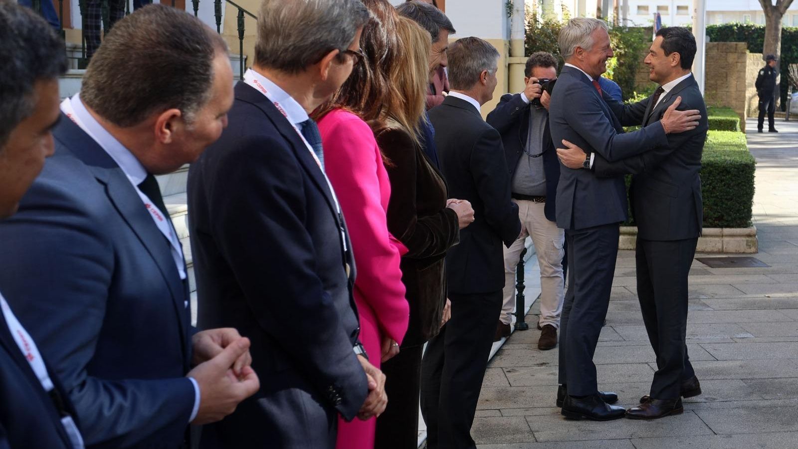 Maarten Wetselaar saluda a Juanma Moreno en la recepción oficial.