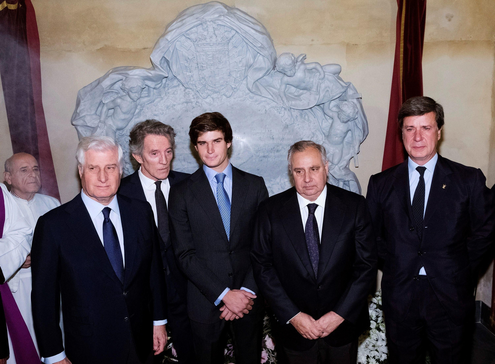 Los tres hijos de la duquesa, con el viudo, Alfonso Díez, y uno de los nietos de doña Cayetana, ante el monumento.