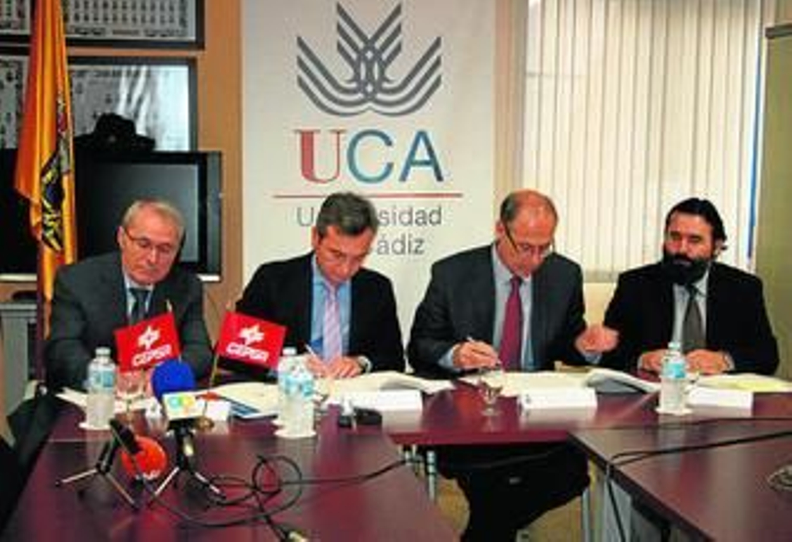 Momento de la firma del acuerdo entre la UCA y Cepsa.