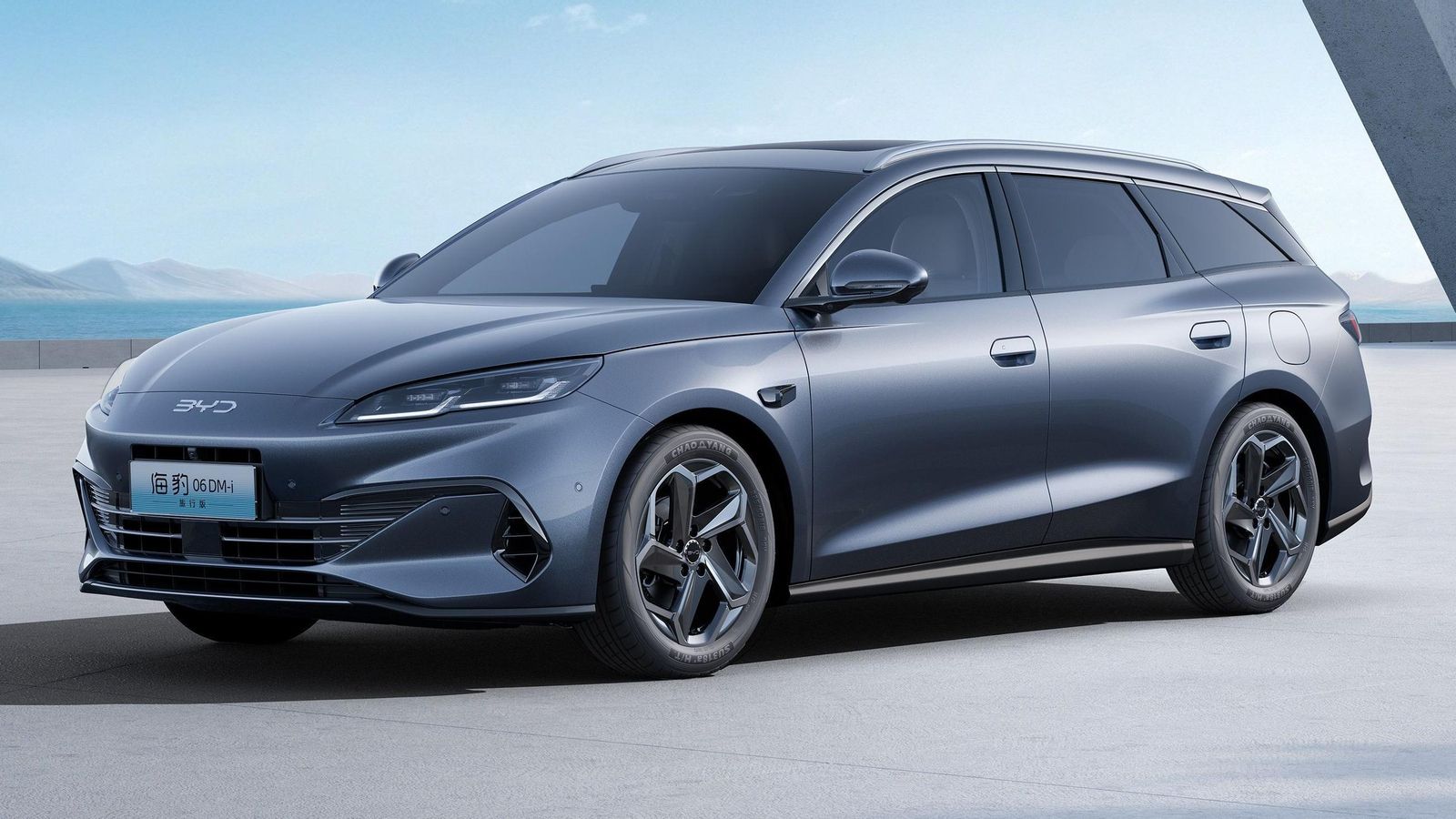 Aunque la mayor parte de los modelos que BYD trae a España son SUV, también tiene en su gama otros, como éste Seal 6 con carrocería familiar que completa a la berlina.