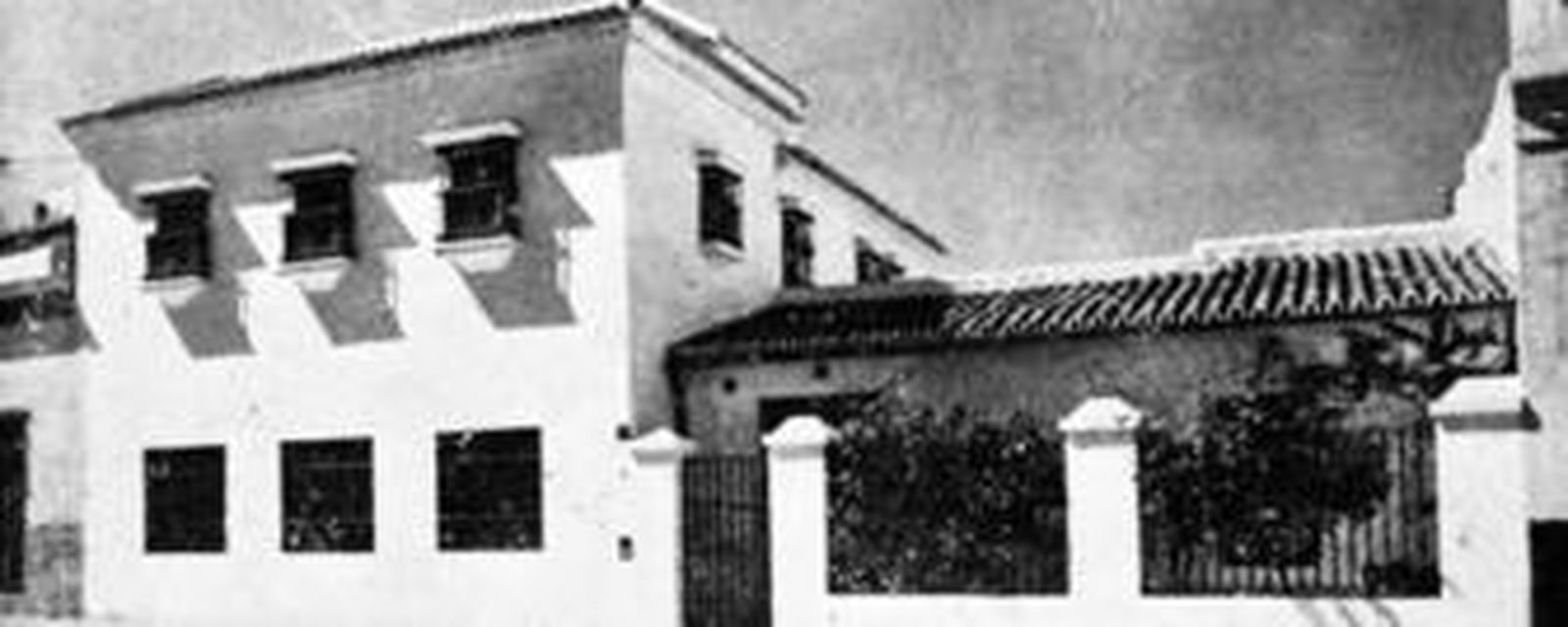 Placas en la fachada actual.