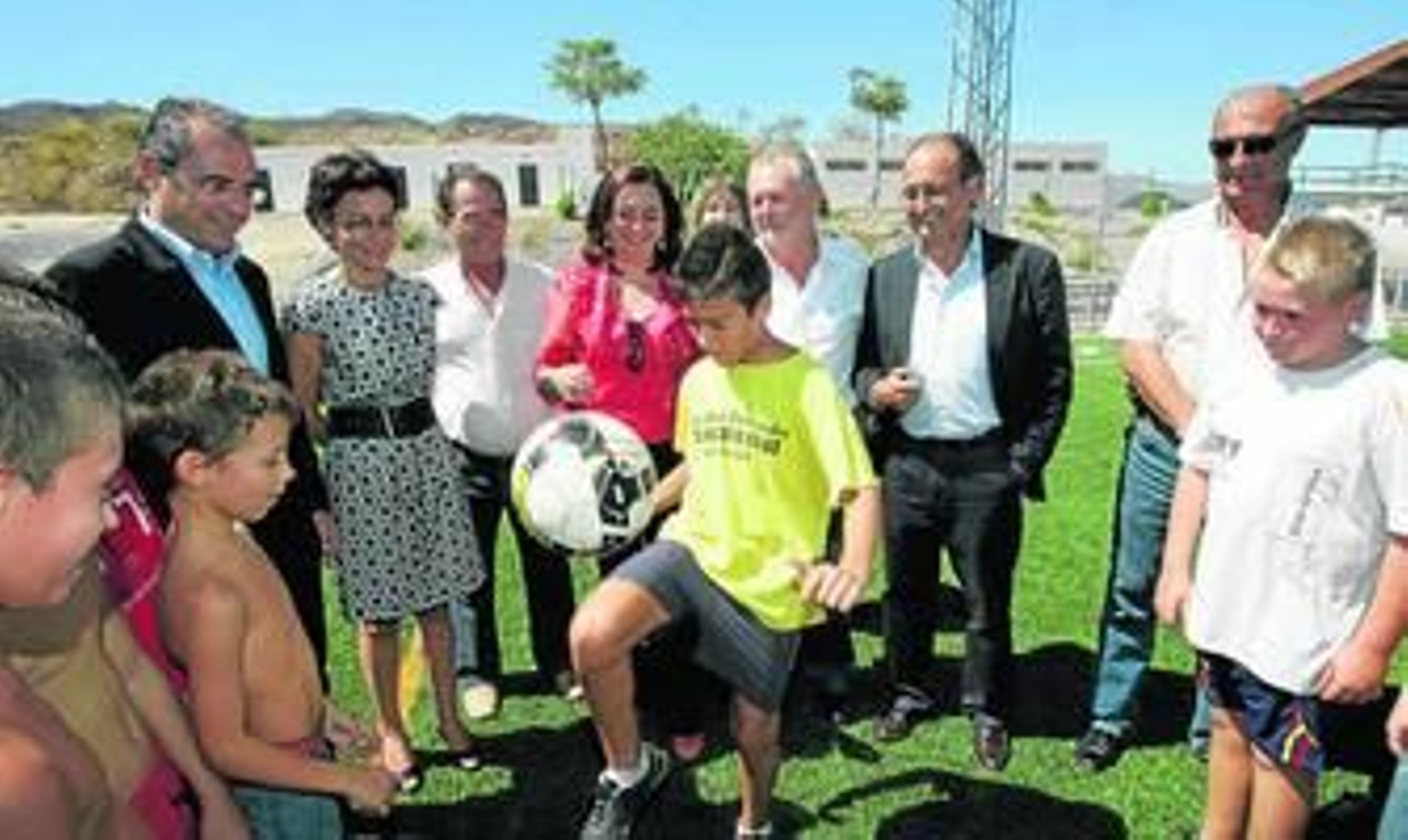 Un joven de Benahadux demostró a la consejera su calidad balompédica.