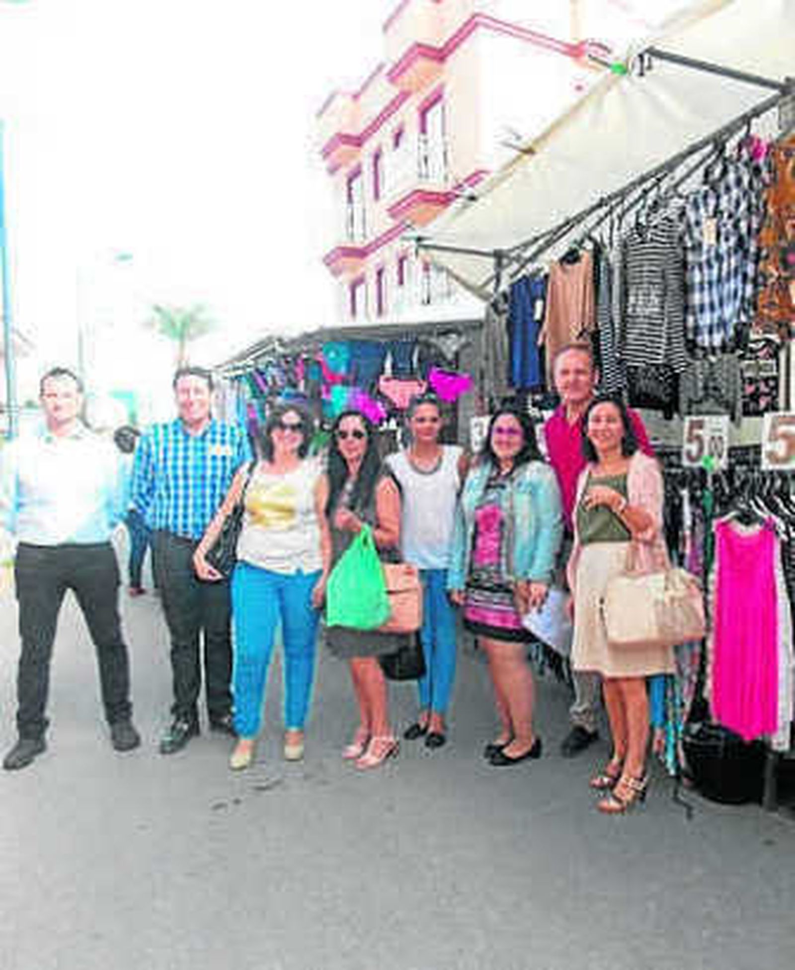 Alcalde y ediles en el mercado.