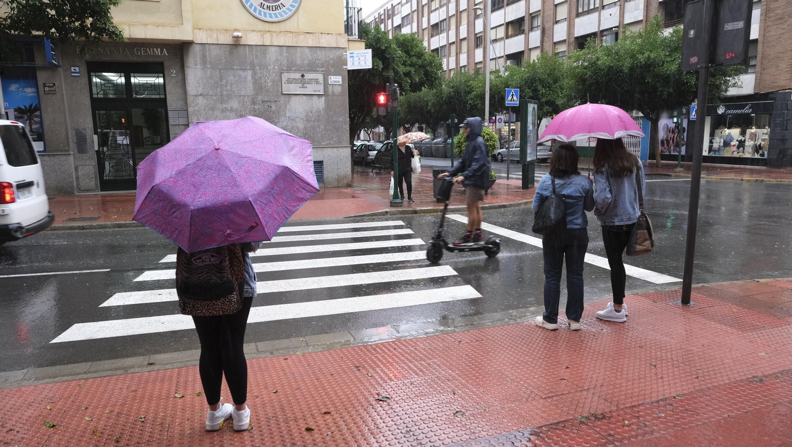Los almerienses expresan su alegría por la lluvia