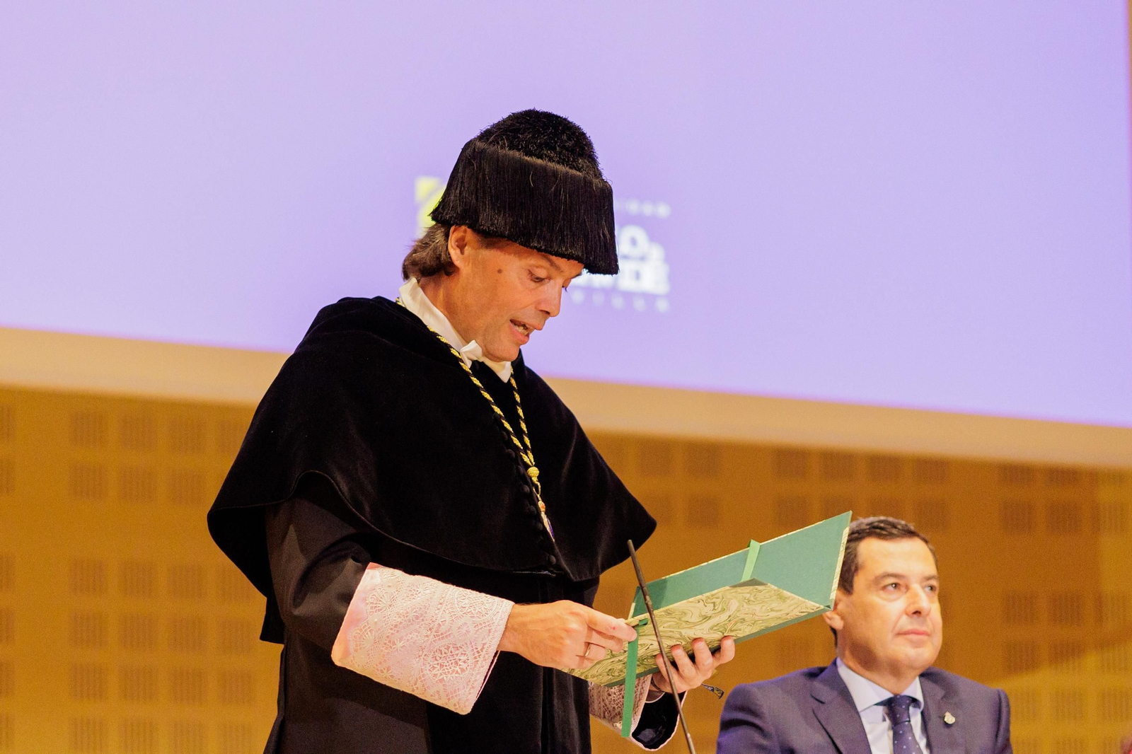 Paco Oliva, presidente de la Asociación de Universidades Públicas de Andalucía (AUPA) y Juanma Moreno en la apertura del curso académico.