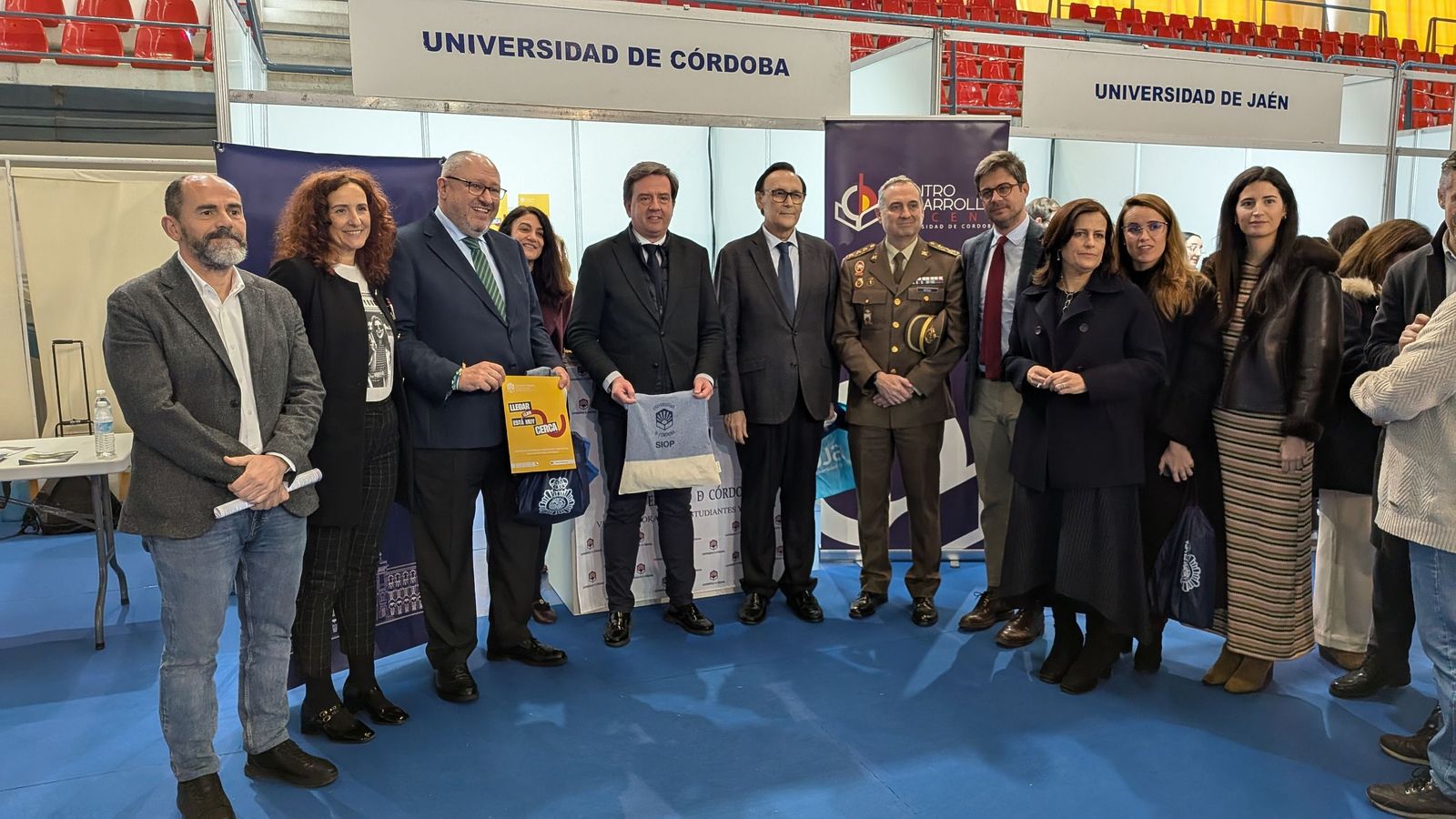 Representantes institucionales en la inauguración.