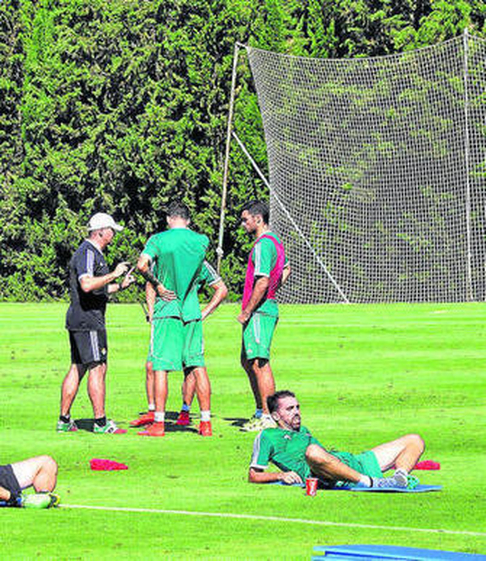 Mel dialoga con los delanteros al finalizar el entrenamiento.