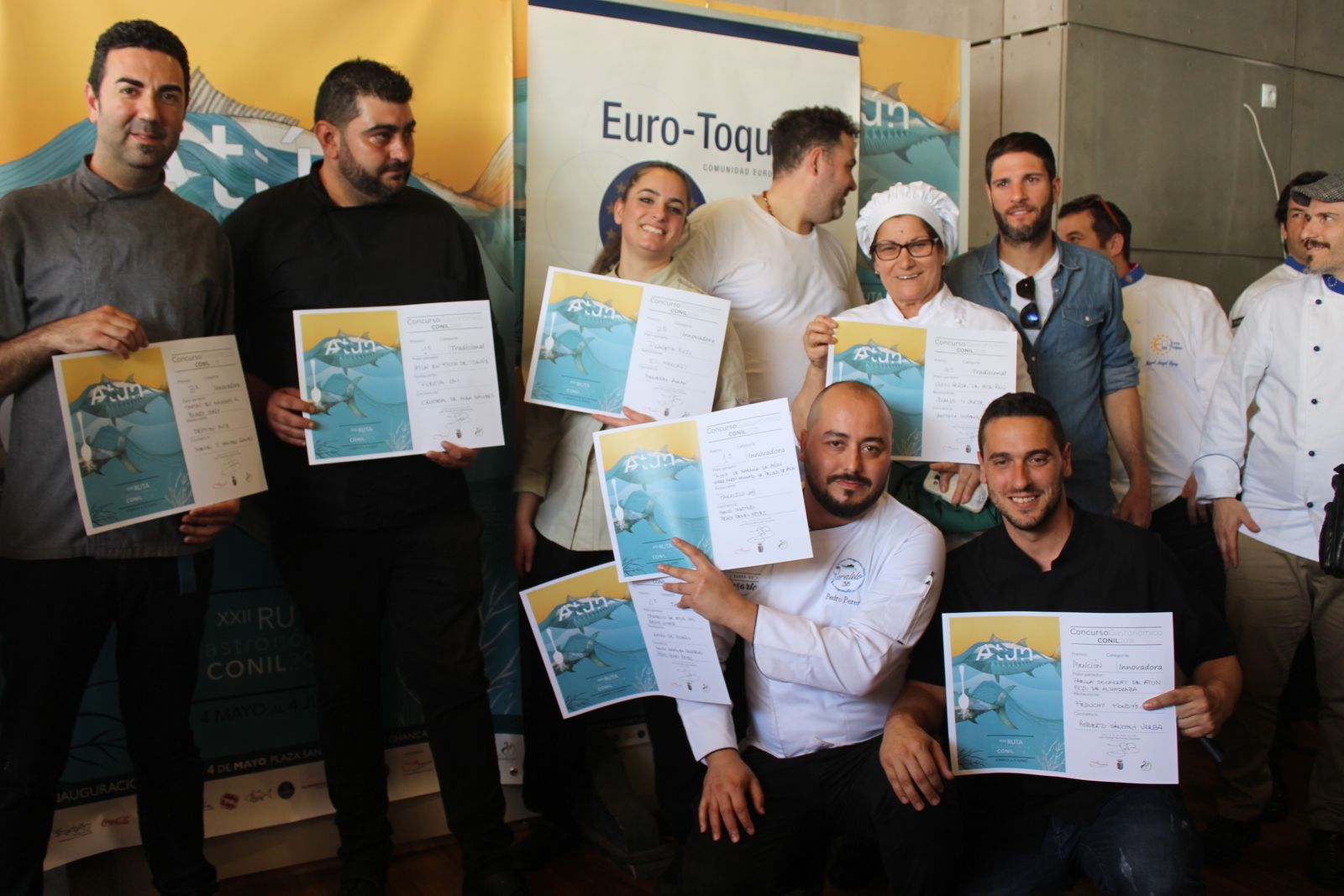 Los cocineros galardonados con los premios de cocina tradicional e innovadoran posan con sus diplomas.