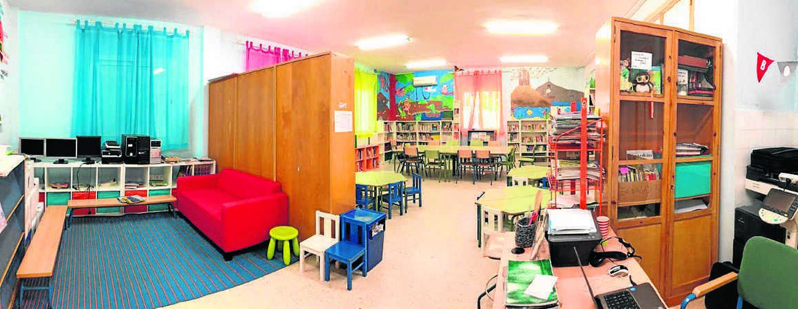 Un aula con su biblioteca especializada.