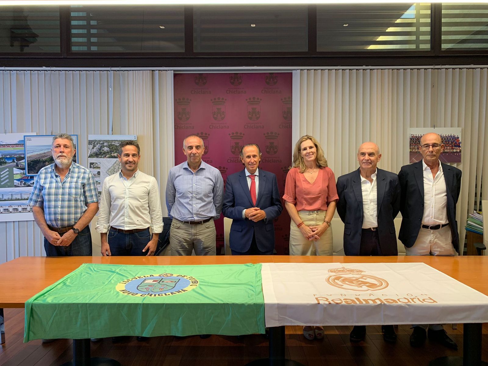 El acto contó con la presencia del delegado municipal de Deportes, José Vera; el director de la Escuela Novo Chiclana, Juan Antonio Benítez; el director de las Escuelas Sociodeportivas de la Fundación Real Madrid, Rafael García Cortés; y la  directora del Área Nacional de la Fundación Real Madrid, Silvia Montes-Jovellar.