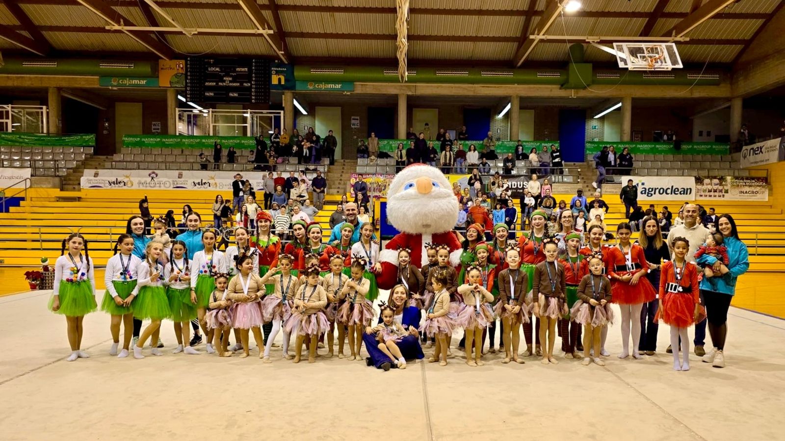 Las protagonistas de la exhibición de gimnasia rítmica del Club Poniente El Ejido.