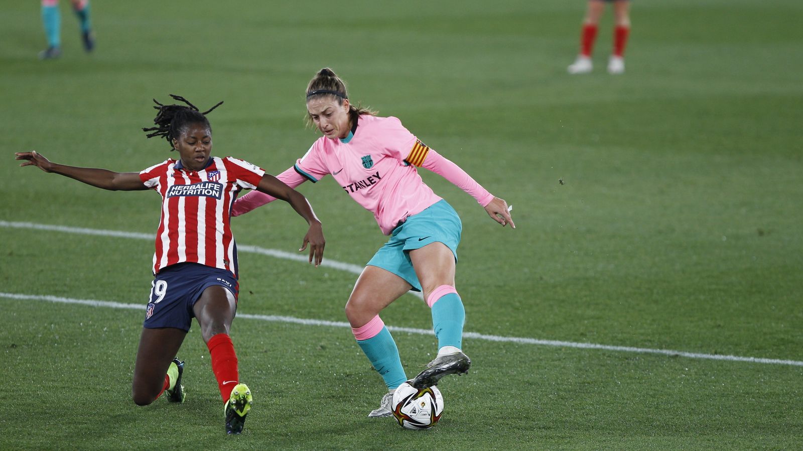 Tounkara trata de frenar a Alexia.