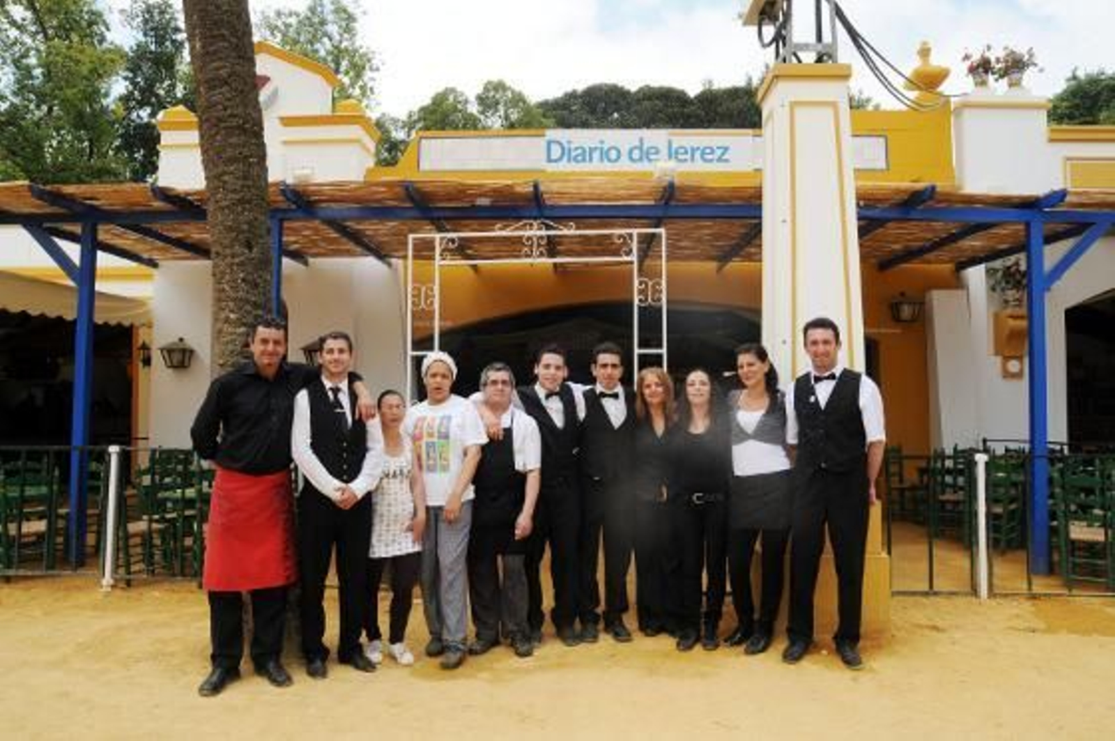 En la imagen, los camareros que desempeñan su labor profesional en la caseta de Diario de Jerez posan antes del comienzo de su jornada de trabajo.

Foto: Manu Garcia