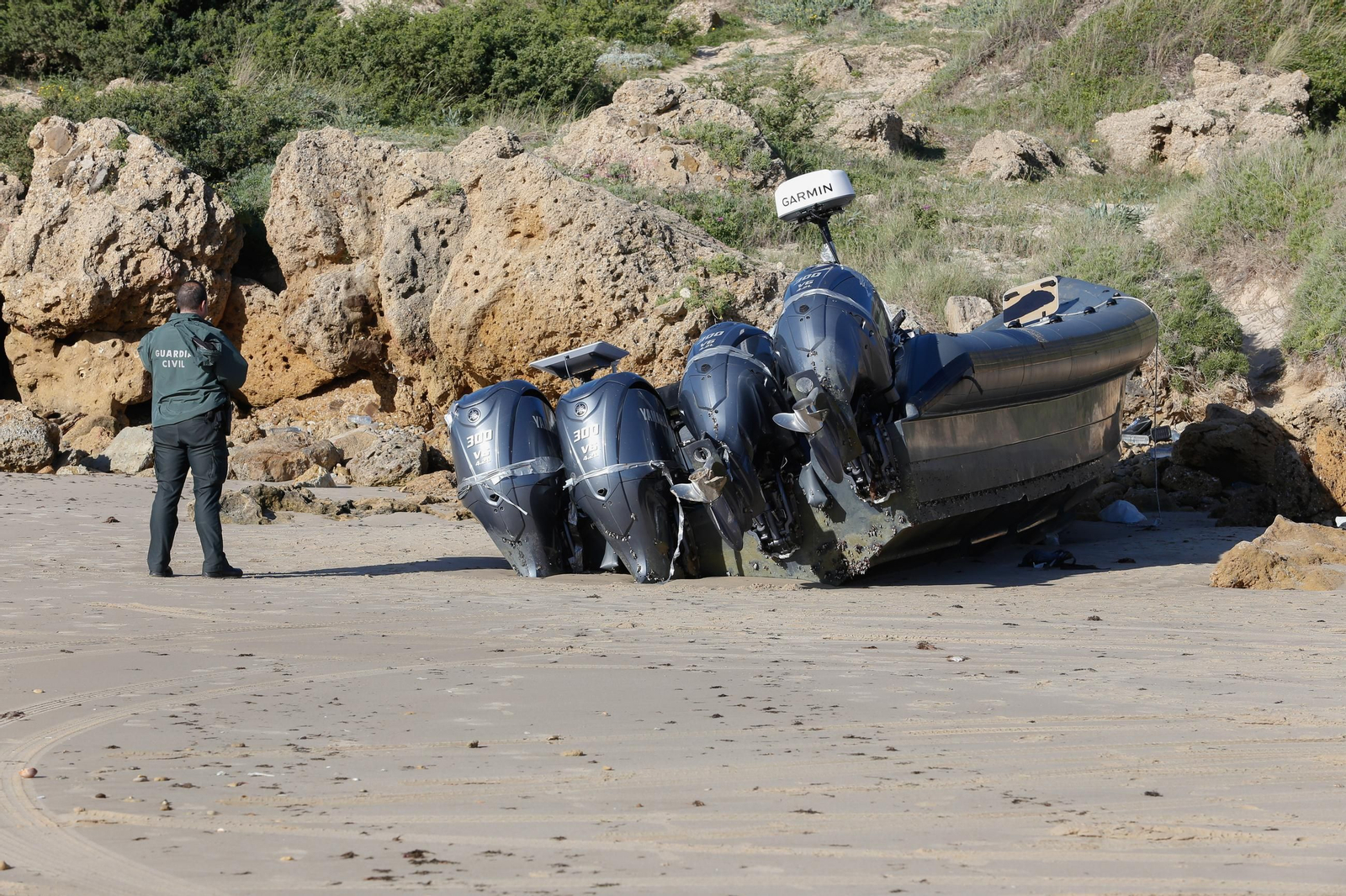 Intervienen casi 3.000 kilos de hachís en la playa de Bolonia, en imágenes