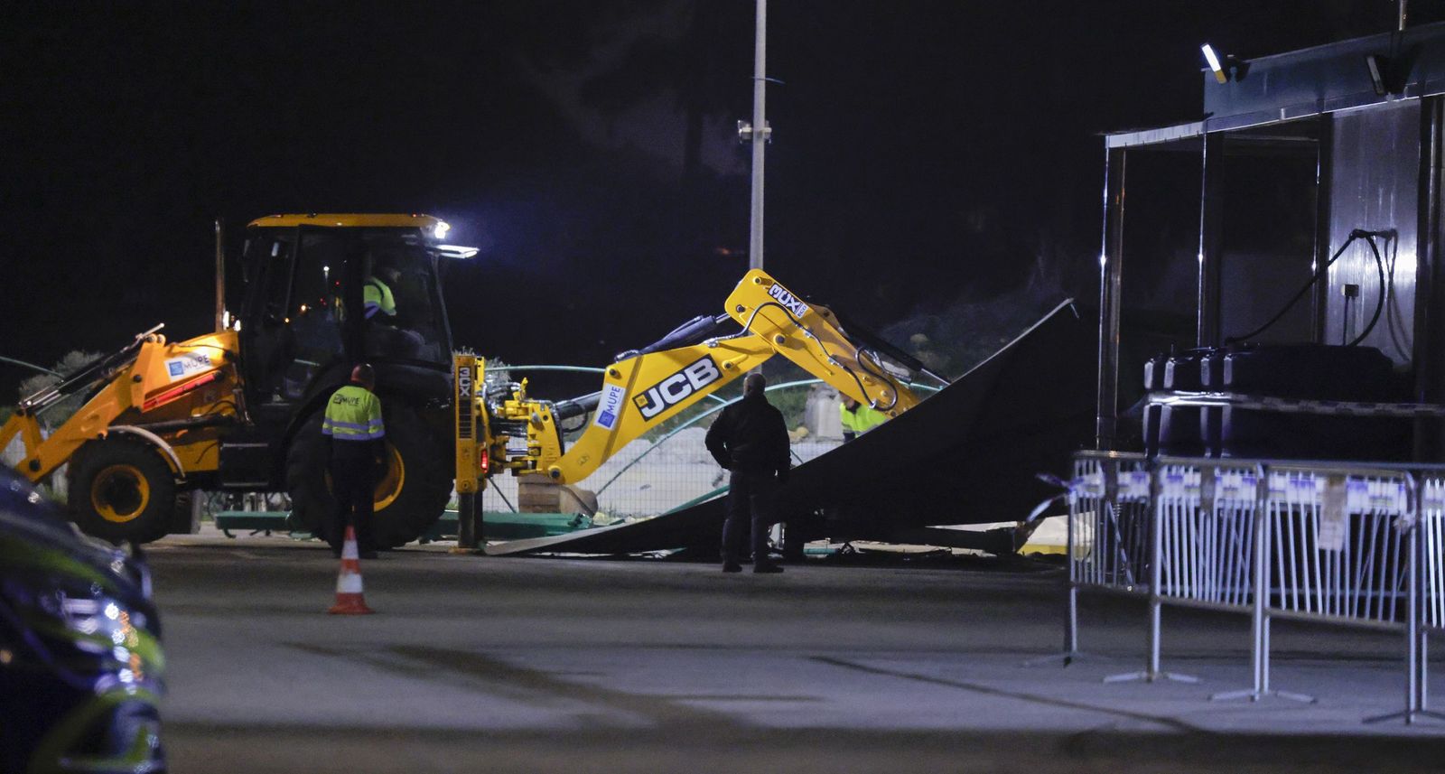 El derribo de la gasolinera de Alcosa, todas las fotos