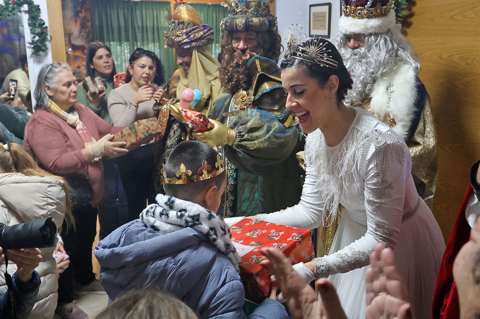 Reyes Magos de Huelva 2025: Imágenes de la visita a la Residencia María Nazaret