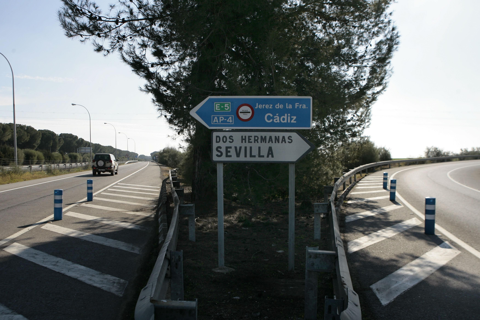 Una señalización que indica la vía de entrada a la AP-4.