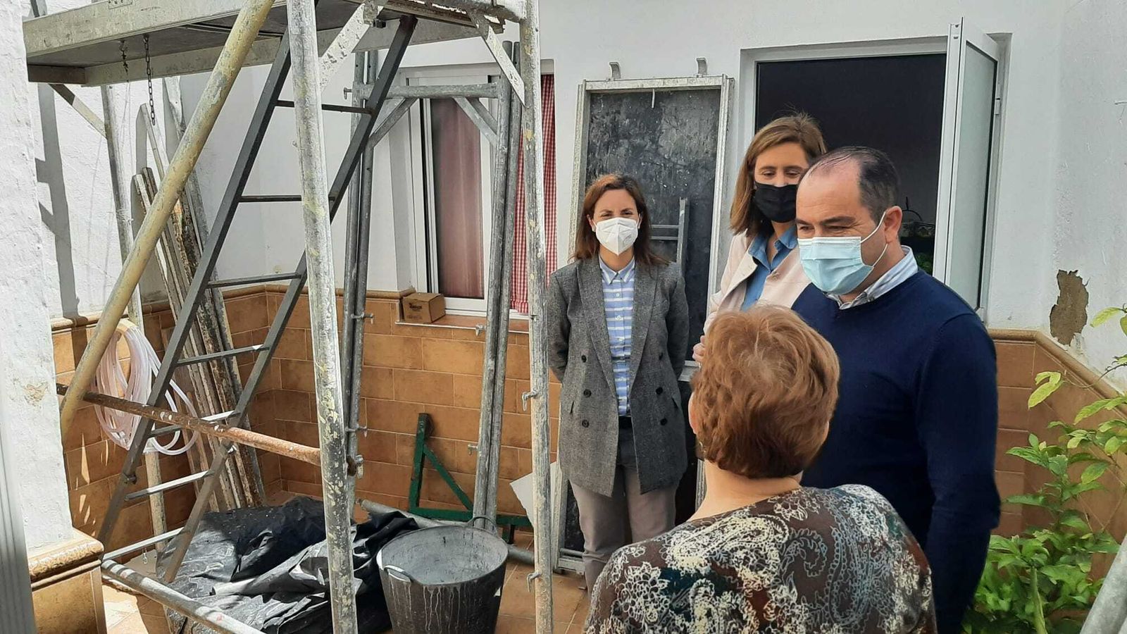 La delegada de Fomento y la alcaldesa de Baena visitan una de las obras.