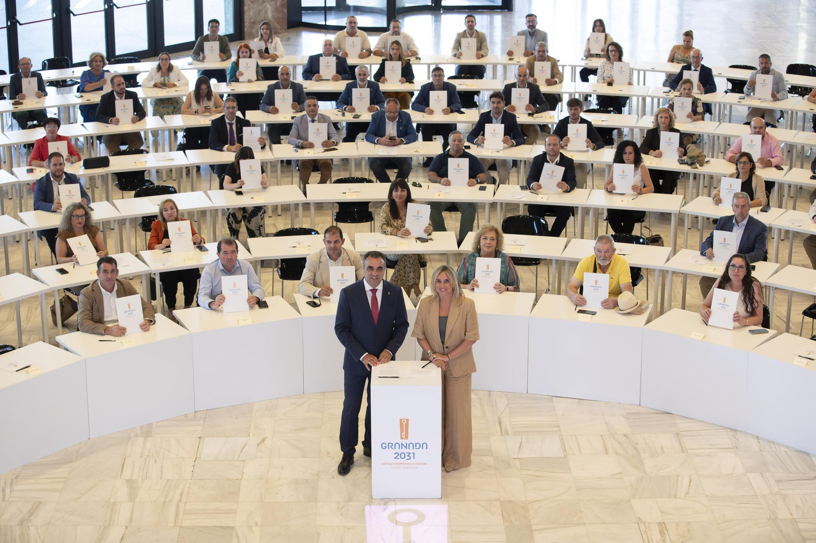 Alcaldes y responsables municipales de la provincia junto a la alcaldesa de Granada y el presidente de la Diputación