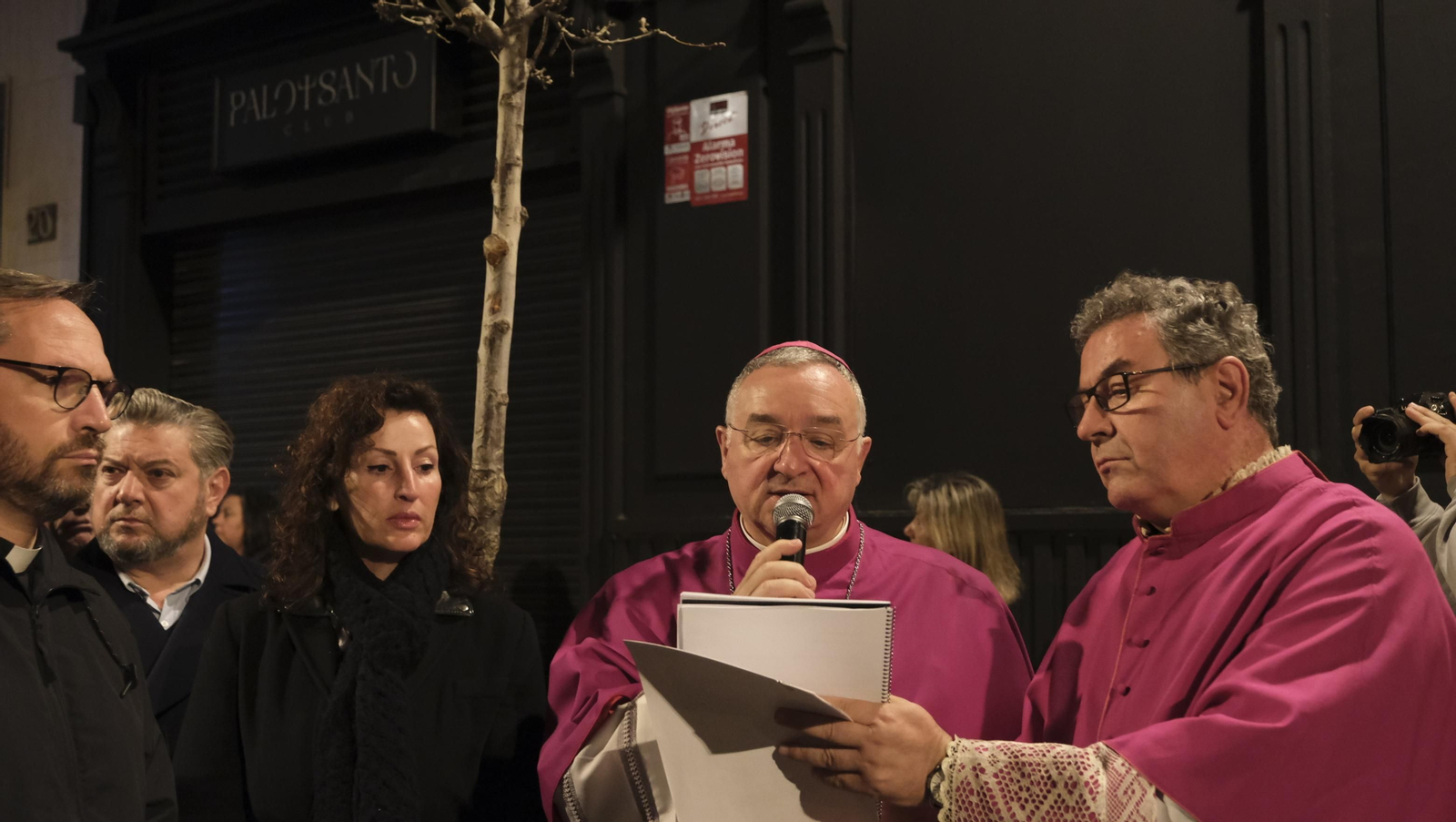 Procesión del Vía Crucis-Cristo de la Escucha en Almería, en imágenes
