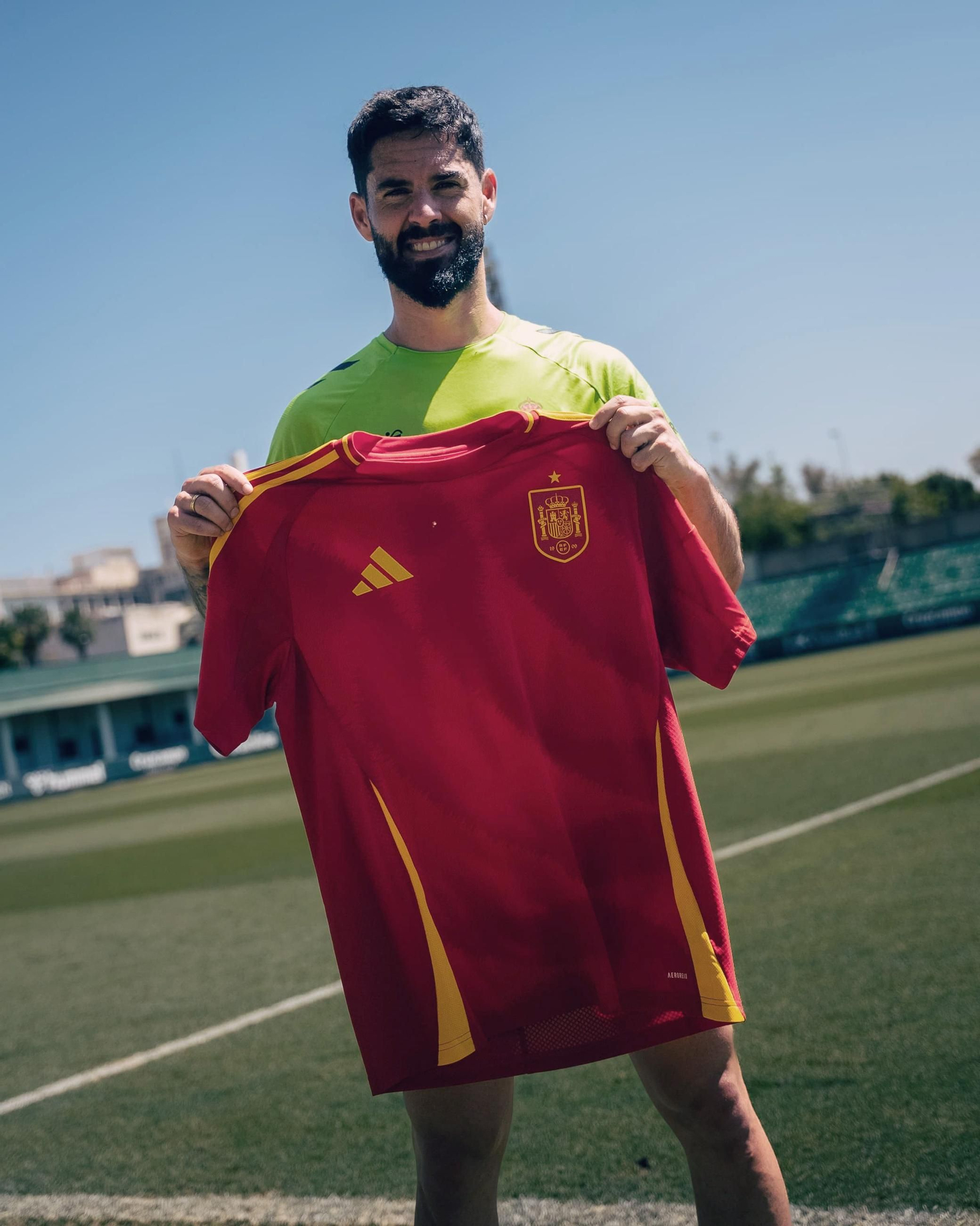 Isco posa con la camiseta de la selección.
