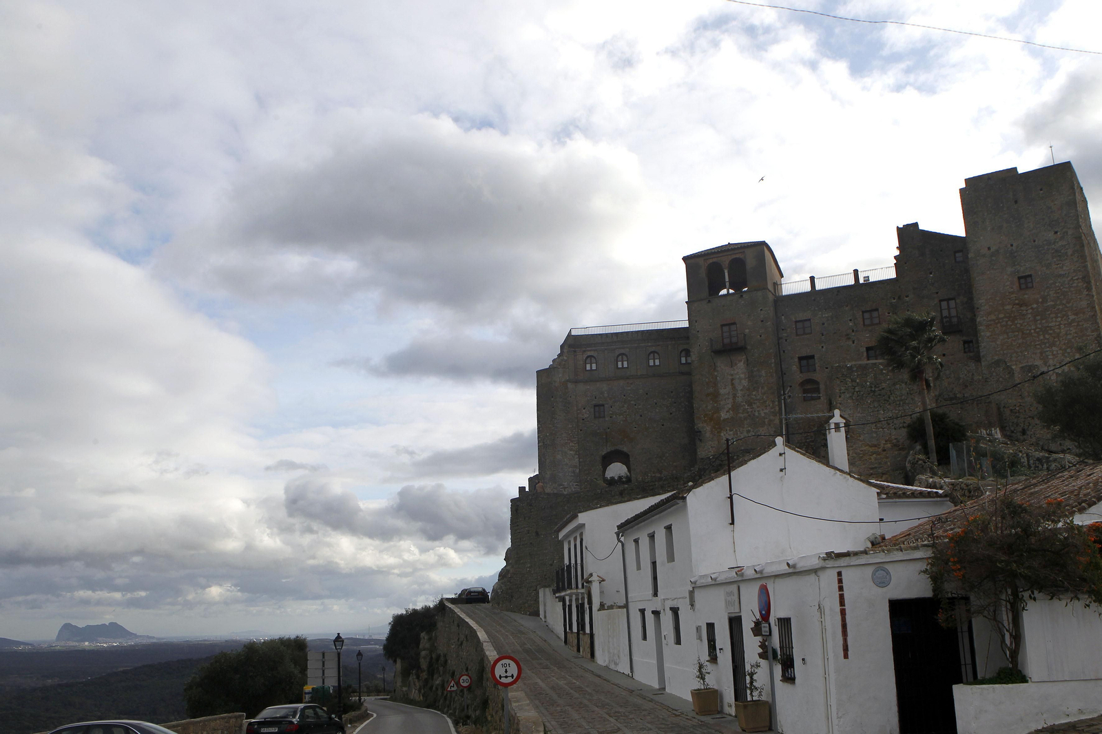 El castillo de Castellar, con el Peñón de Gibraltar al fondo.