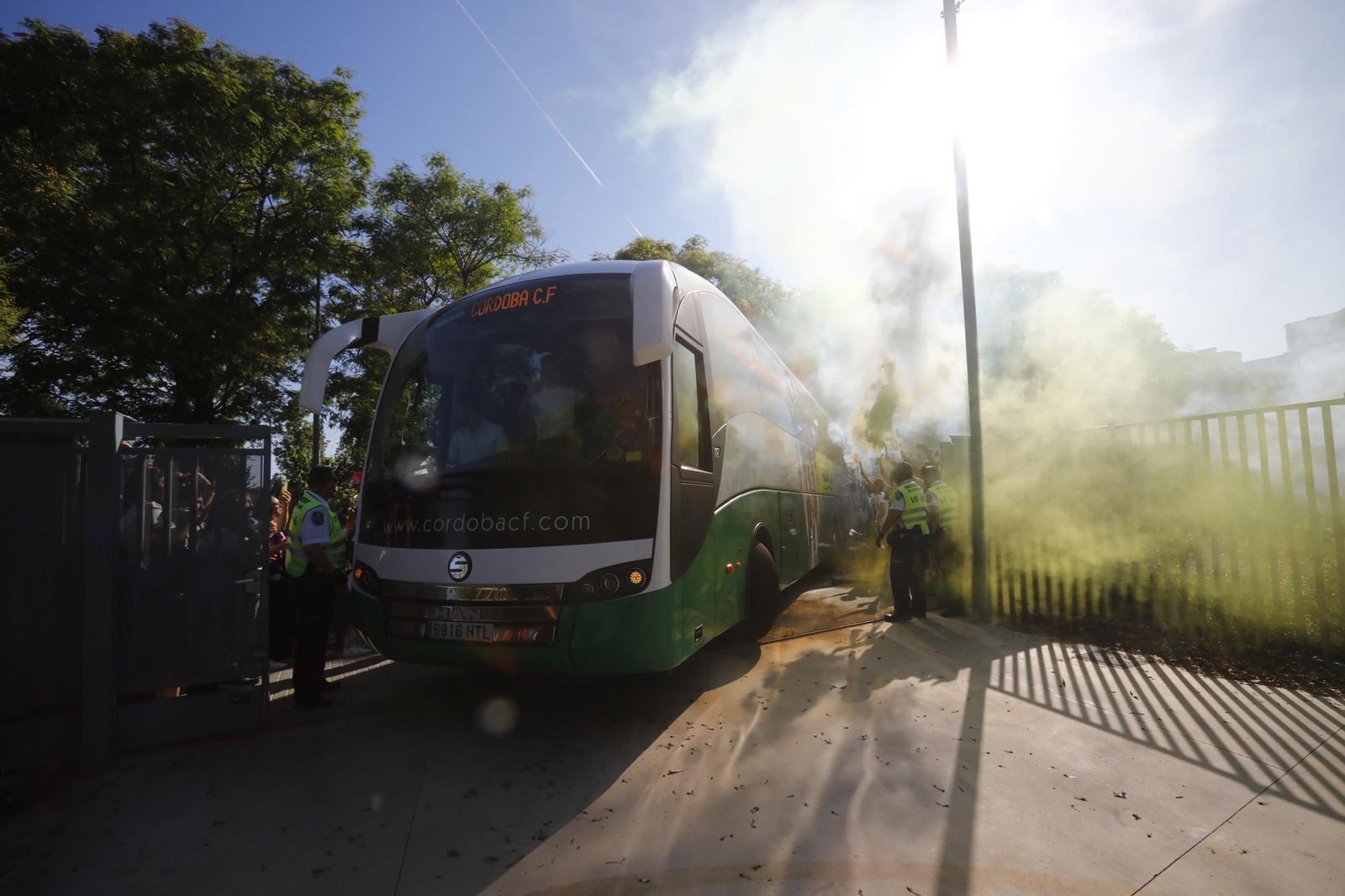 Las mejores fotos de la afición del Córdoba CF en la previa del partido ante el Barcelona Atlètic