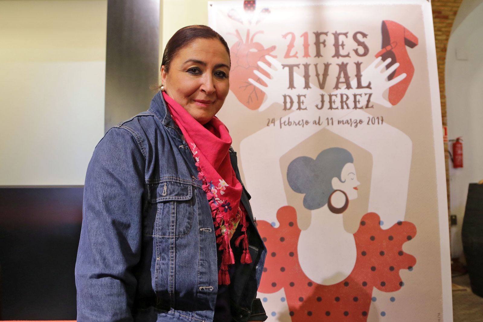 Los artistas posaron junto a la directora del teatro y miembros de Cajasur, uno de los patrocinadores.