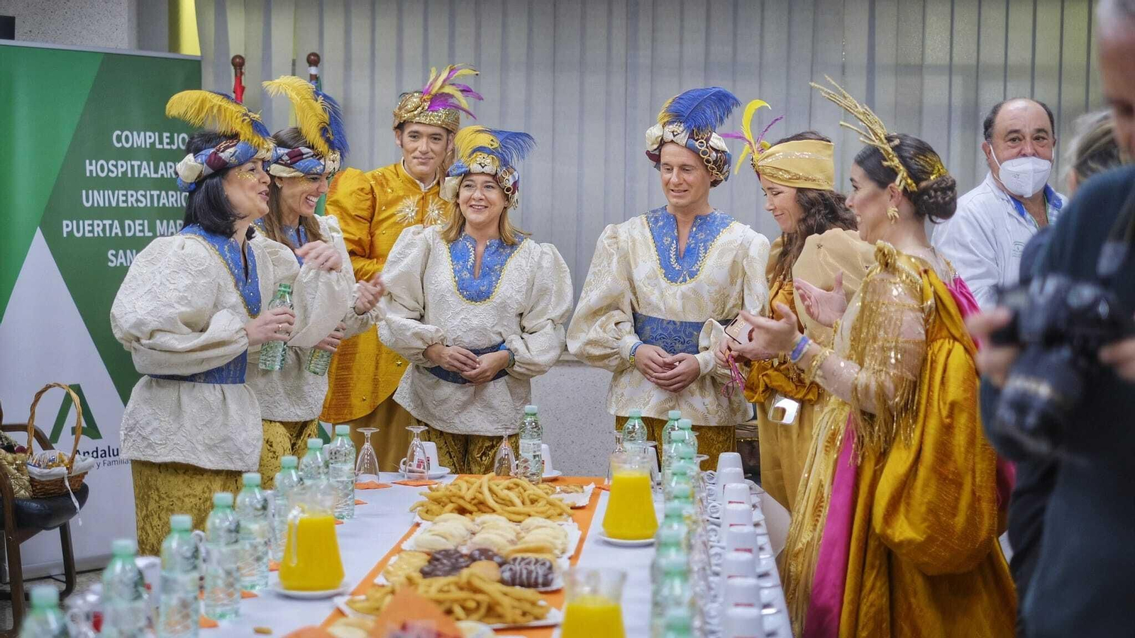 Imágenes de los Reyes Magos recorriendo Cádiz el 5 de enero