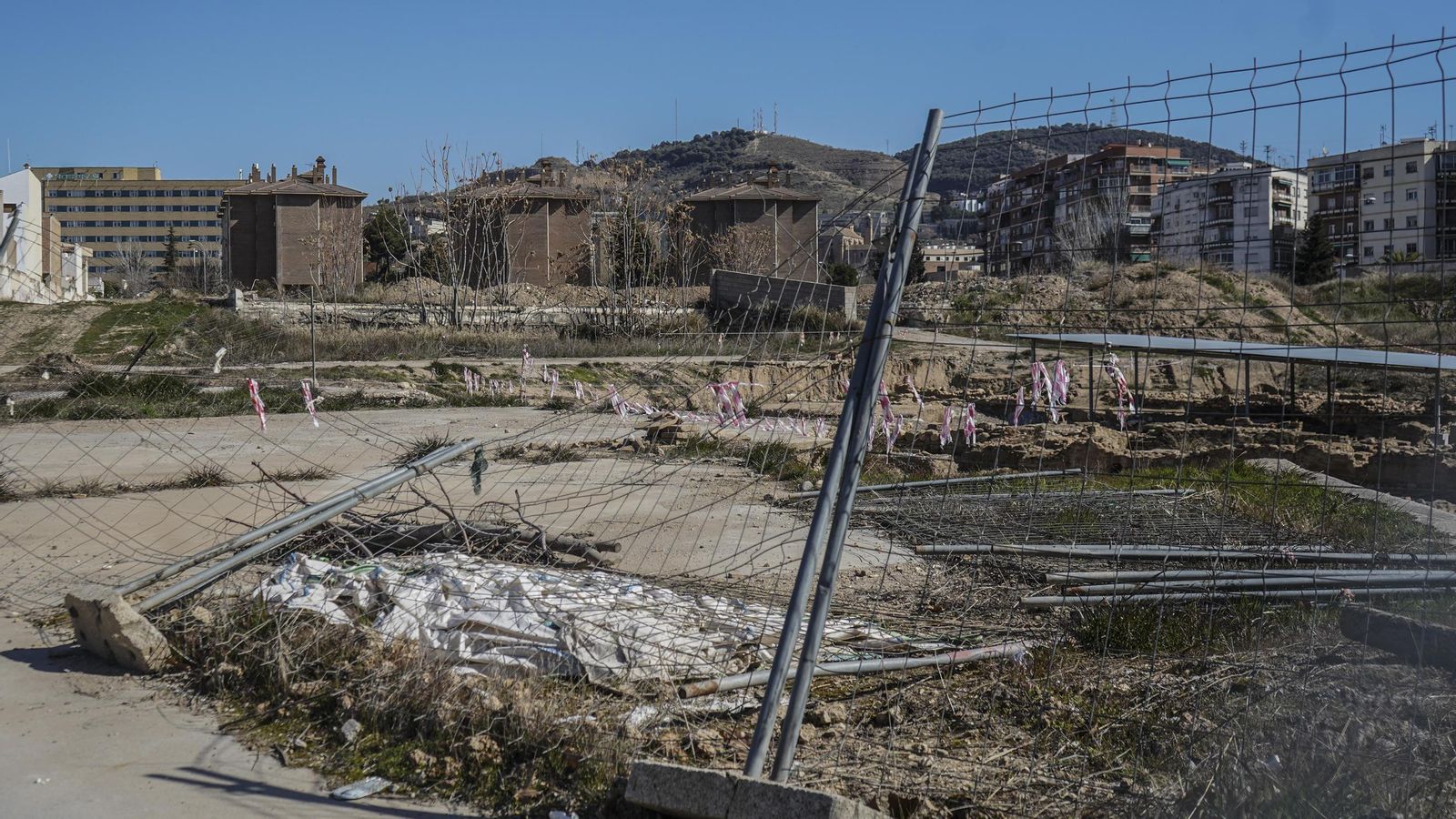 Aspecto que presentaba este lunes el solar del antiguo acuartelamiento de Mondragones