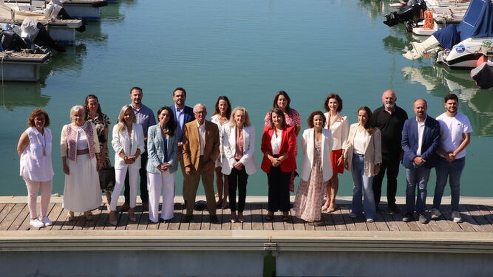 Ciudadanos El Puerto, encabezada por Lola Campos, con su candidatura completa, en una imagen tomada en Puerto Sherry.