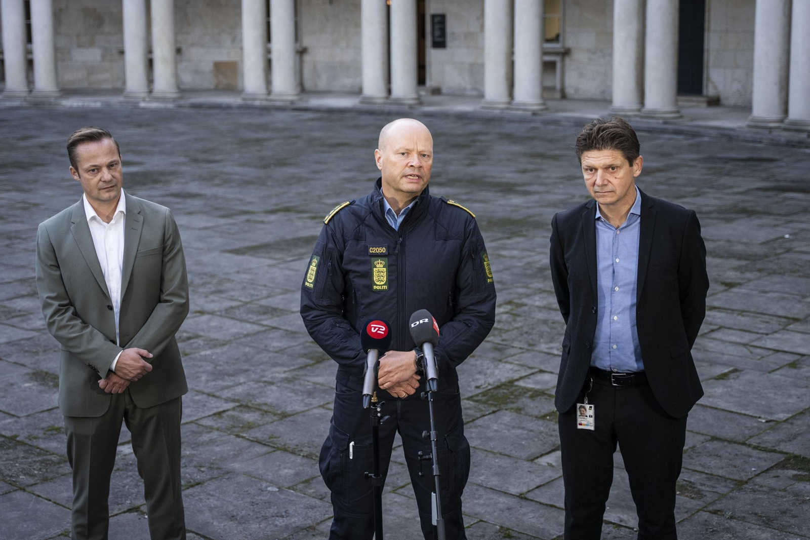 El inspector de la Policía de Copenhague, Jens Jespersen (c), ofrece una rueda de prensa en la capital danesa.