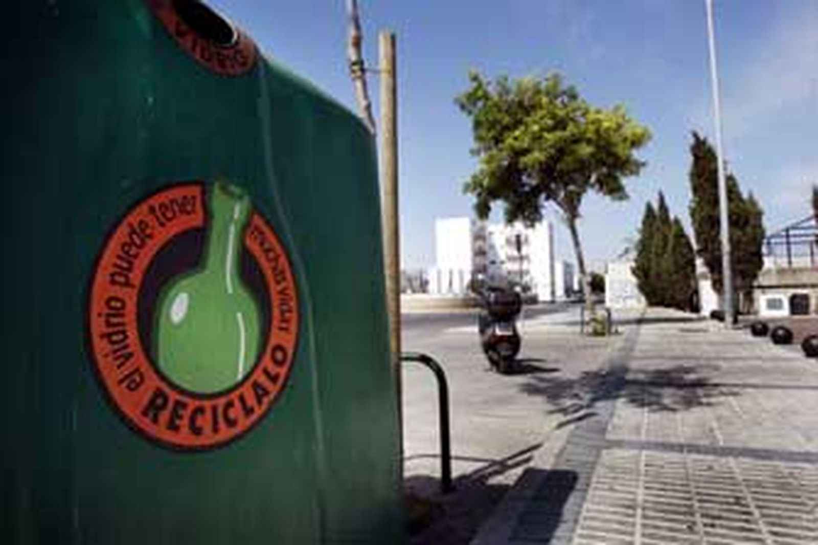 Las medidas contra el botellón no terminan de convencer a los vecinos del Paseo Tejada. /Fito Carreto