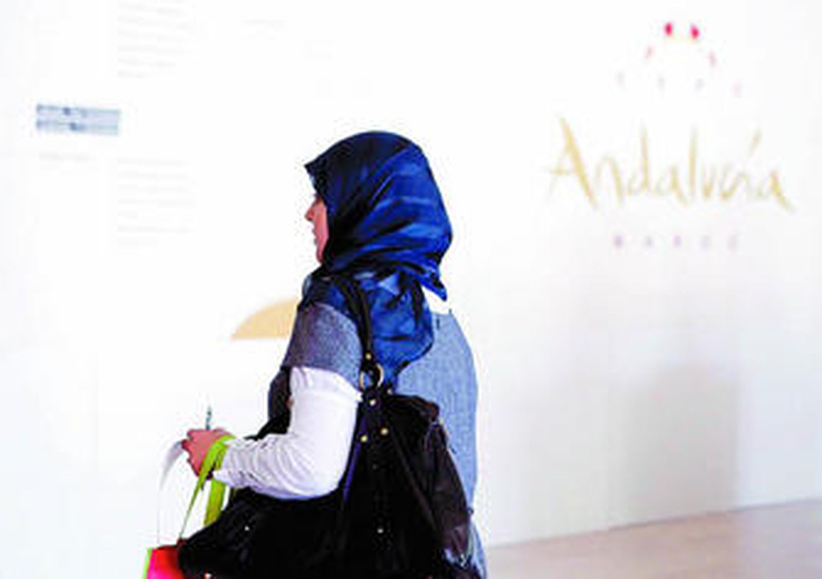 Una joven visita la Expo Andalucía-Marruecos, organizada esta semana por Extenda en Casablanca.