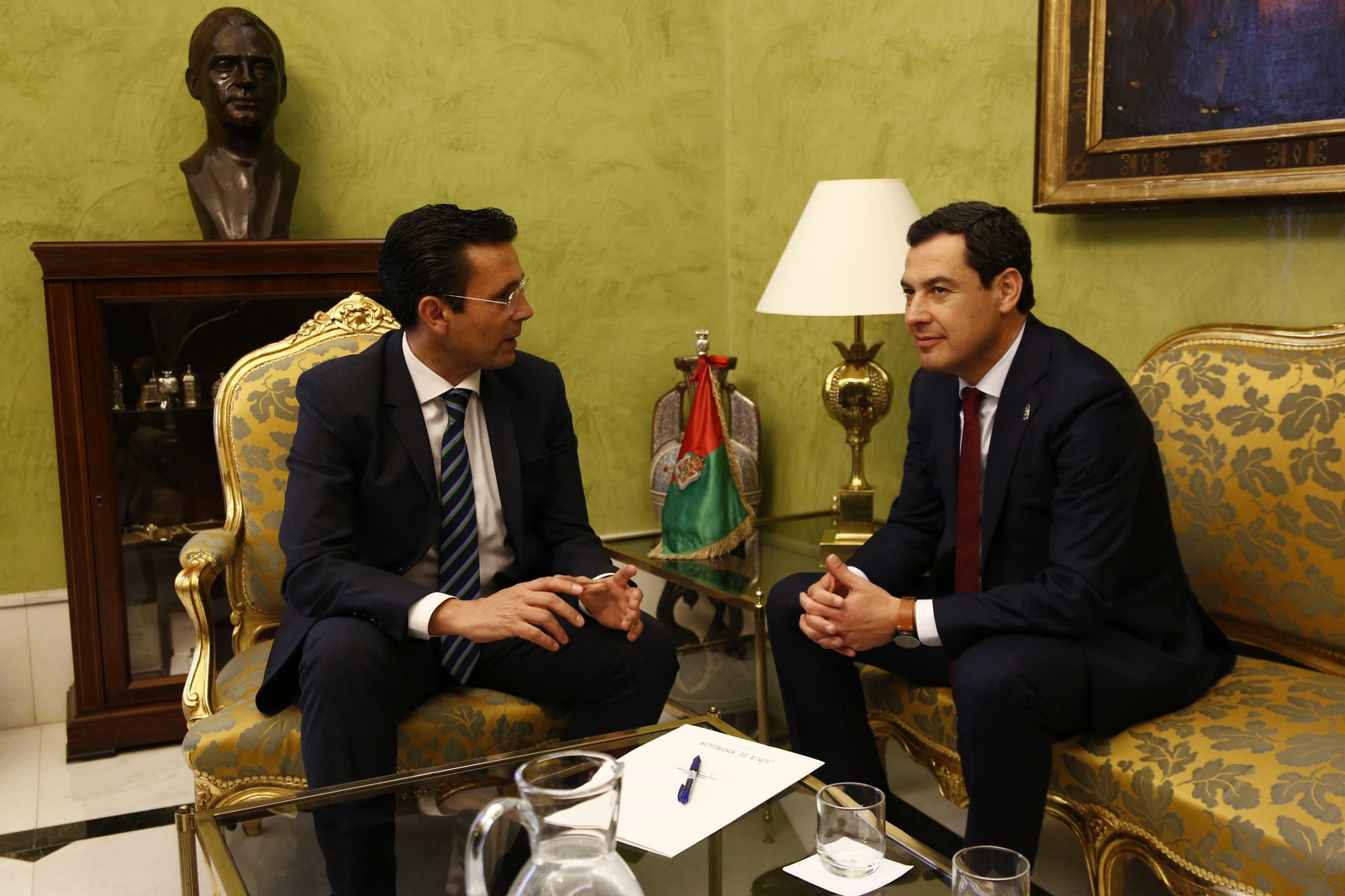 Francisco Cuenca y Juanma Moreno, durante el encuentro mantenido en el ayuntamiento.