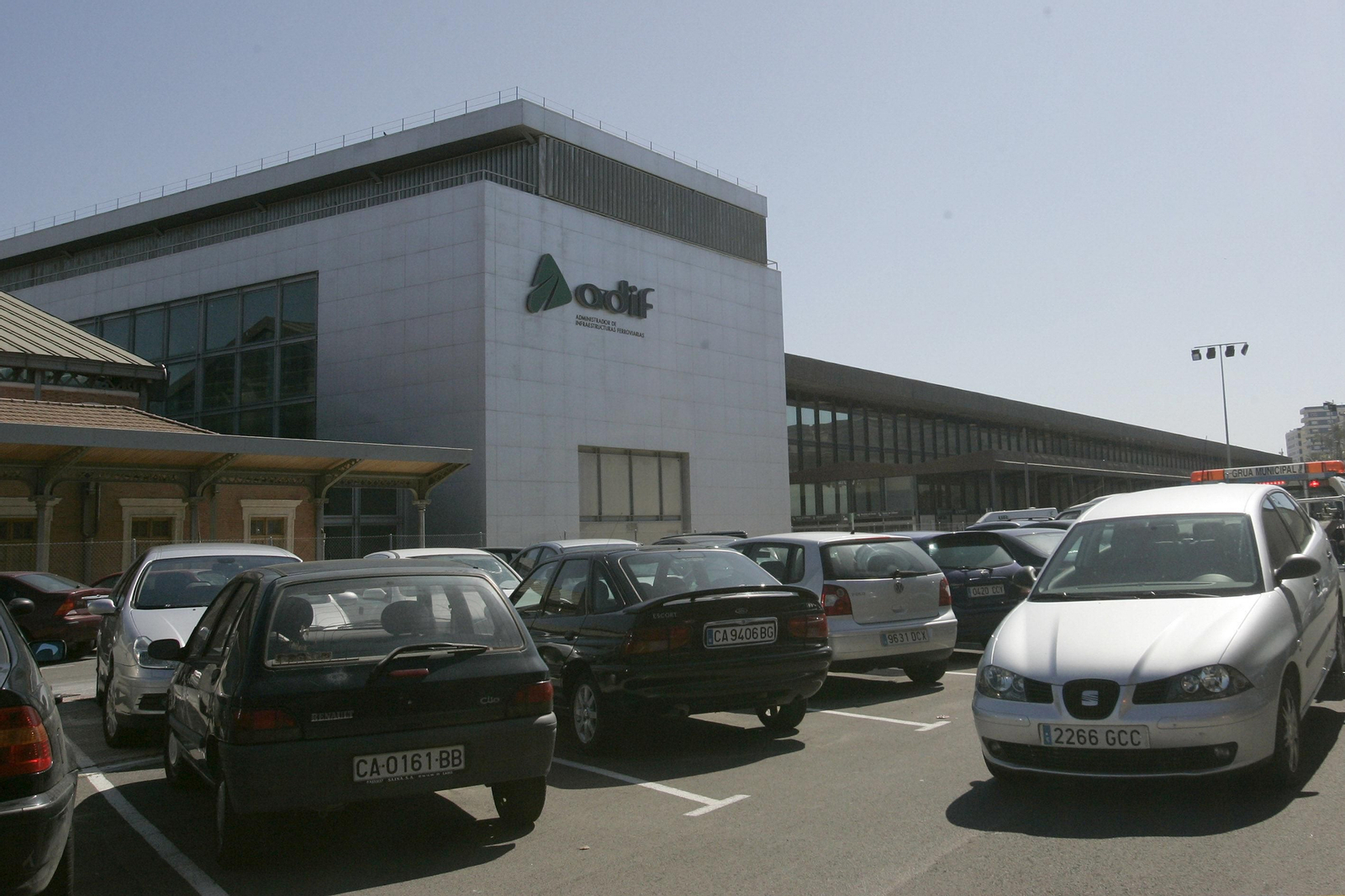 Imagen del aparcamiento que todavía explota el concesionario de Adif junto a la estación de trenes.