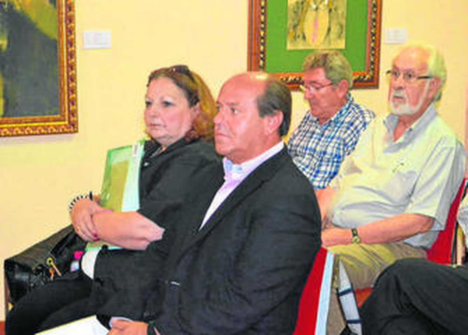 Los conferenciantes atienden a la presentación del curso.