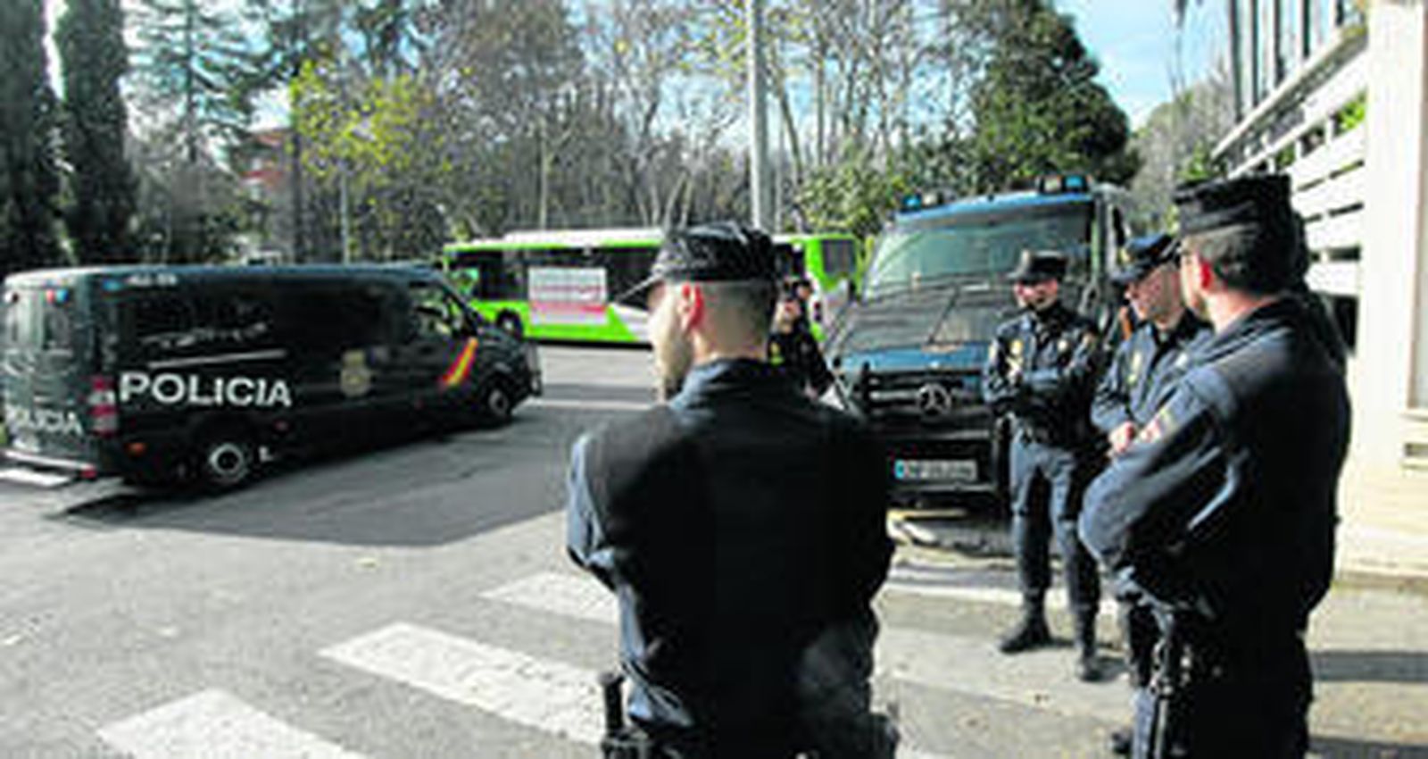 Parte del dispositivo especial en las puertas del Hotel Las Adelfas.